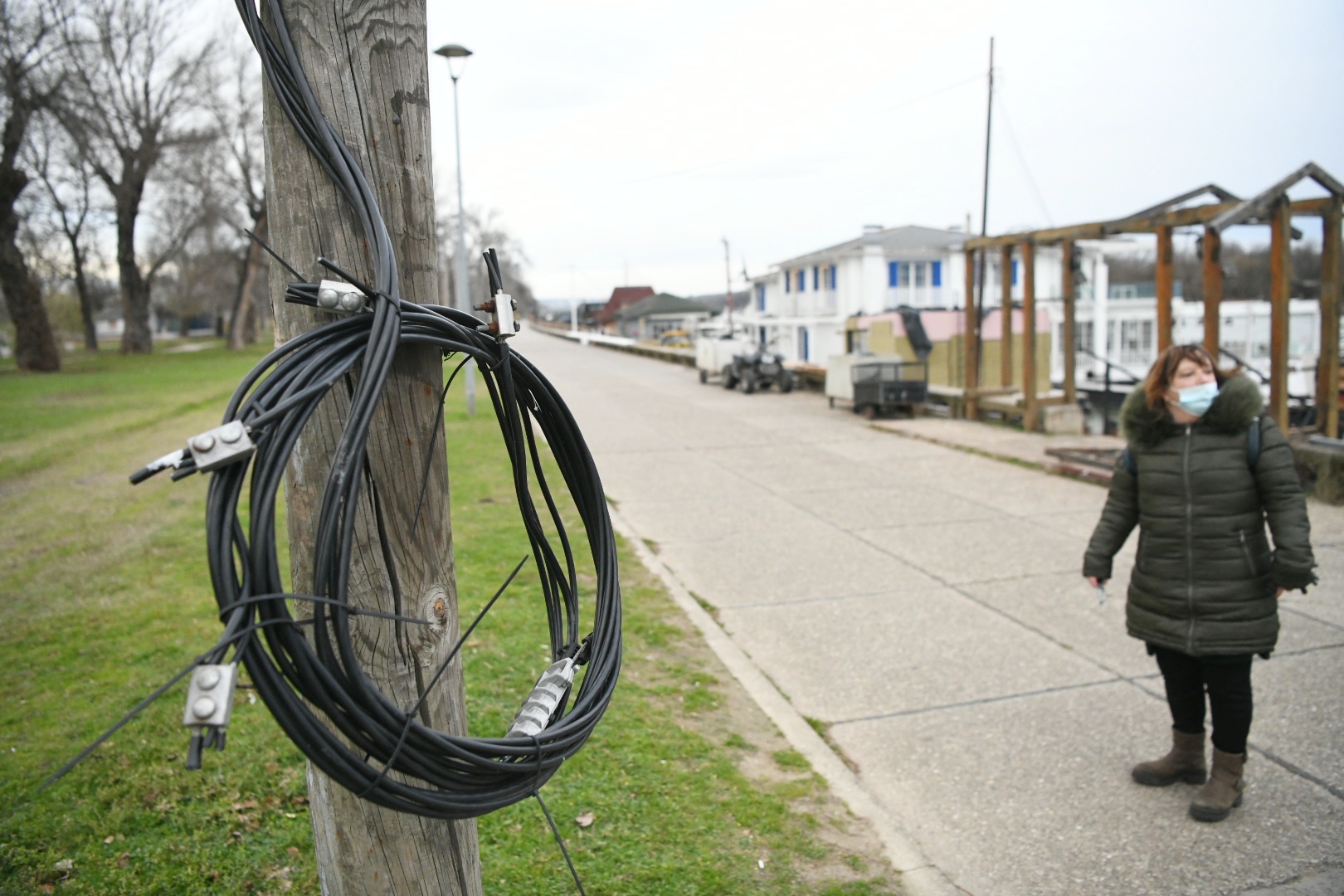 Beograd 09. decembar 2020. Novi Beograd, blokovi, struja, bandera, zice, isecena struja, splavovi Foto:Vesna Lalić/Nova.rs