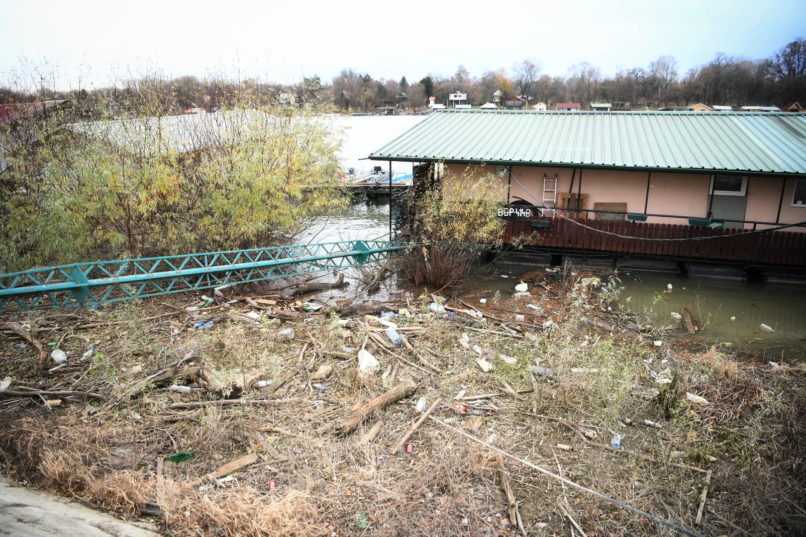 Beograd 09. decembar 2020. Novi Beograd, blokovi, struja, bandera, zice, isecena struja, splavovi Foto:Vesna Lalić/Nova.rs