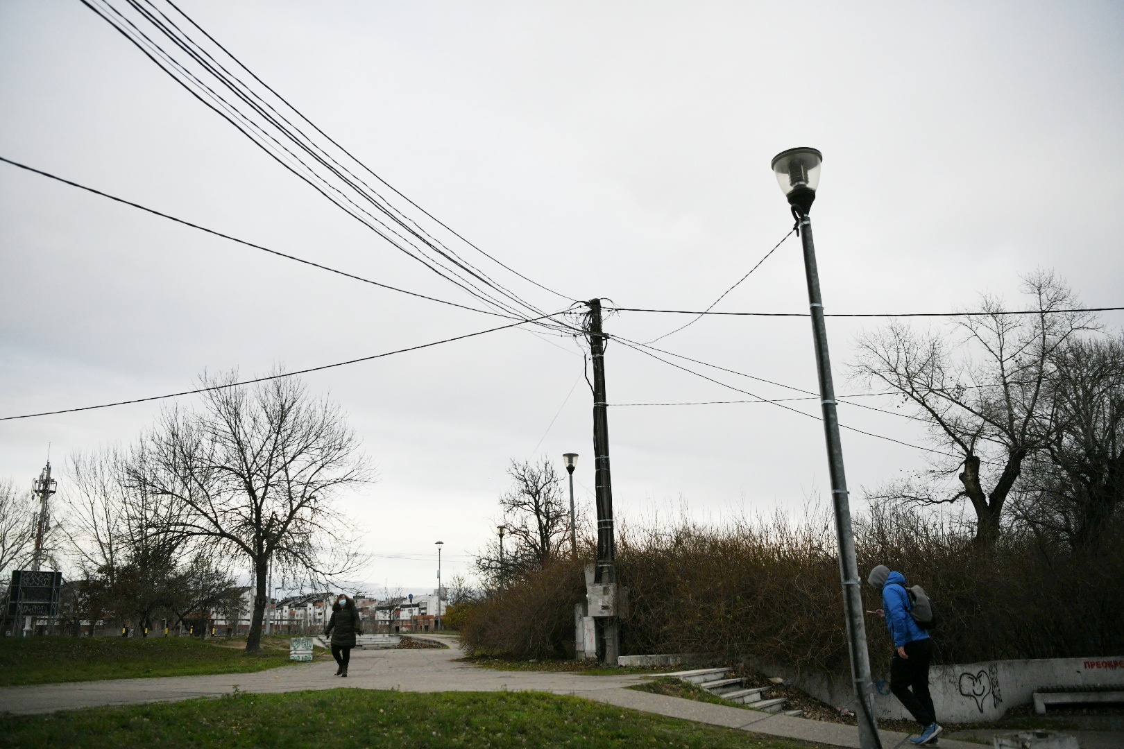 Beograd 09. decembar 2020. Novi Beograd, blokovi, struja, bandera, zice, isecena struja, splavovi Foto:Vesna Lalić/Nova.rs