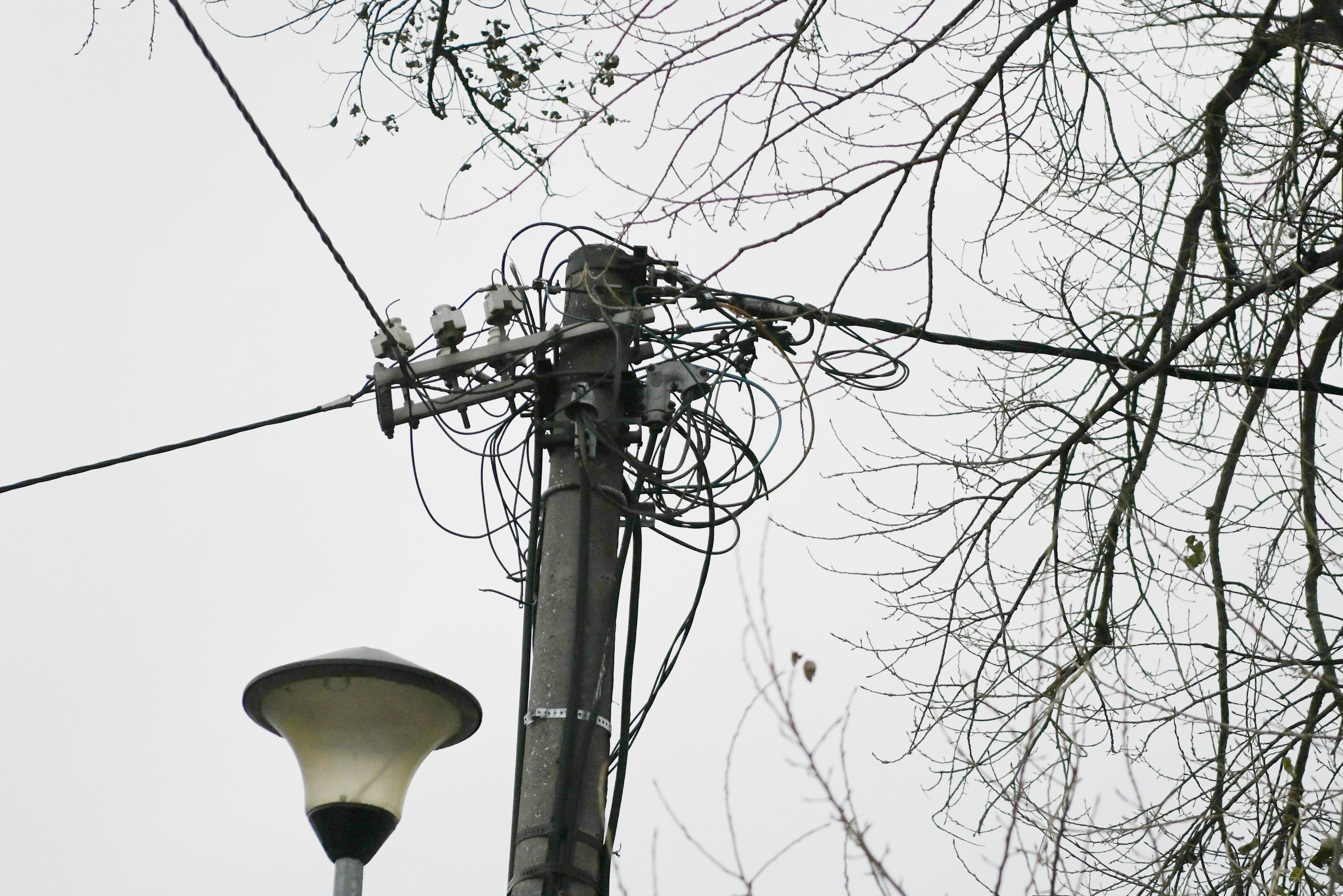 Beograd 09. decembar 2020. Novi Beograd, blokovi, struja, bandera, zice, isecena struja, splavovi Foto:Vesna Lalić/Nova.rs