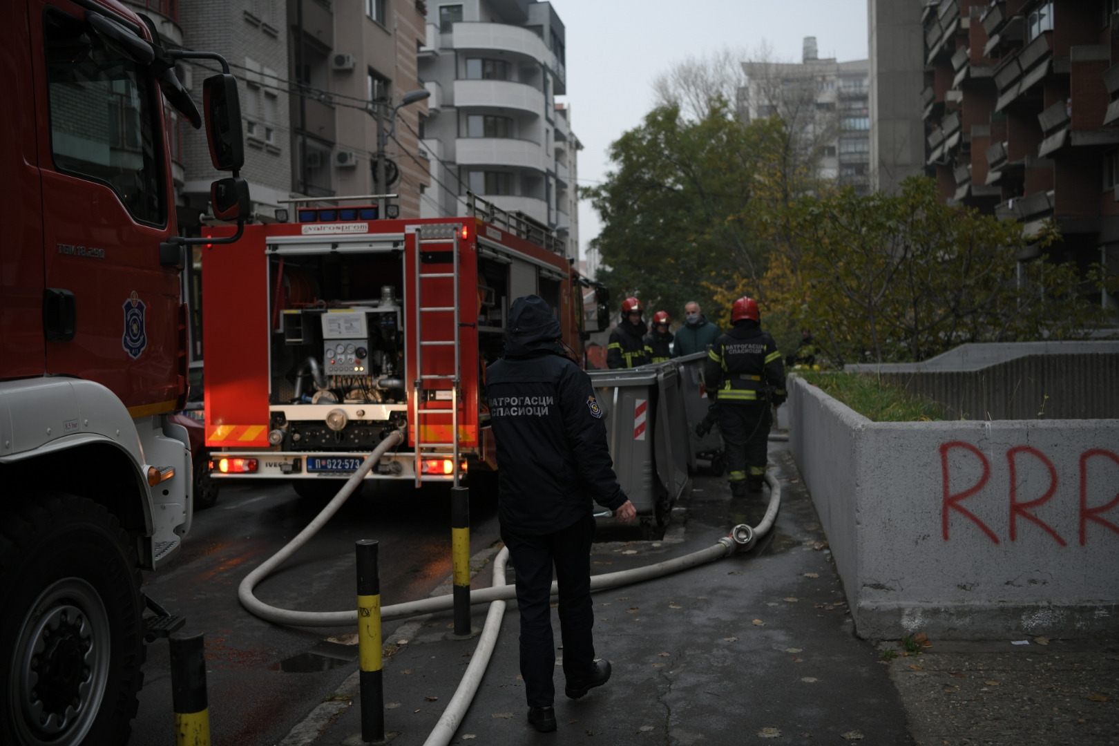 Beograd 28. novembar 2020. Pozar u kineskoj radnji na uglu Ulica Juzni bulevar i Maksima Gorkog vatrogasci  Foto:Dragan Mujan/Nova.rs