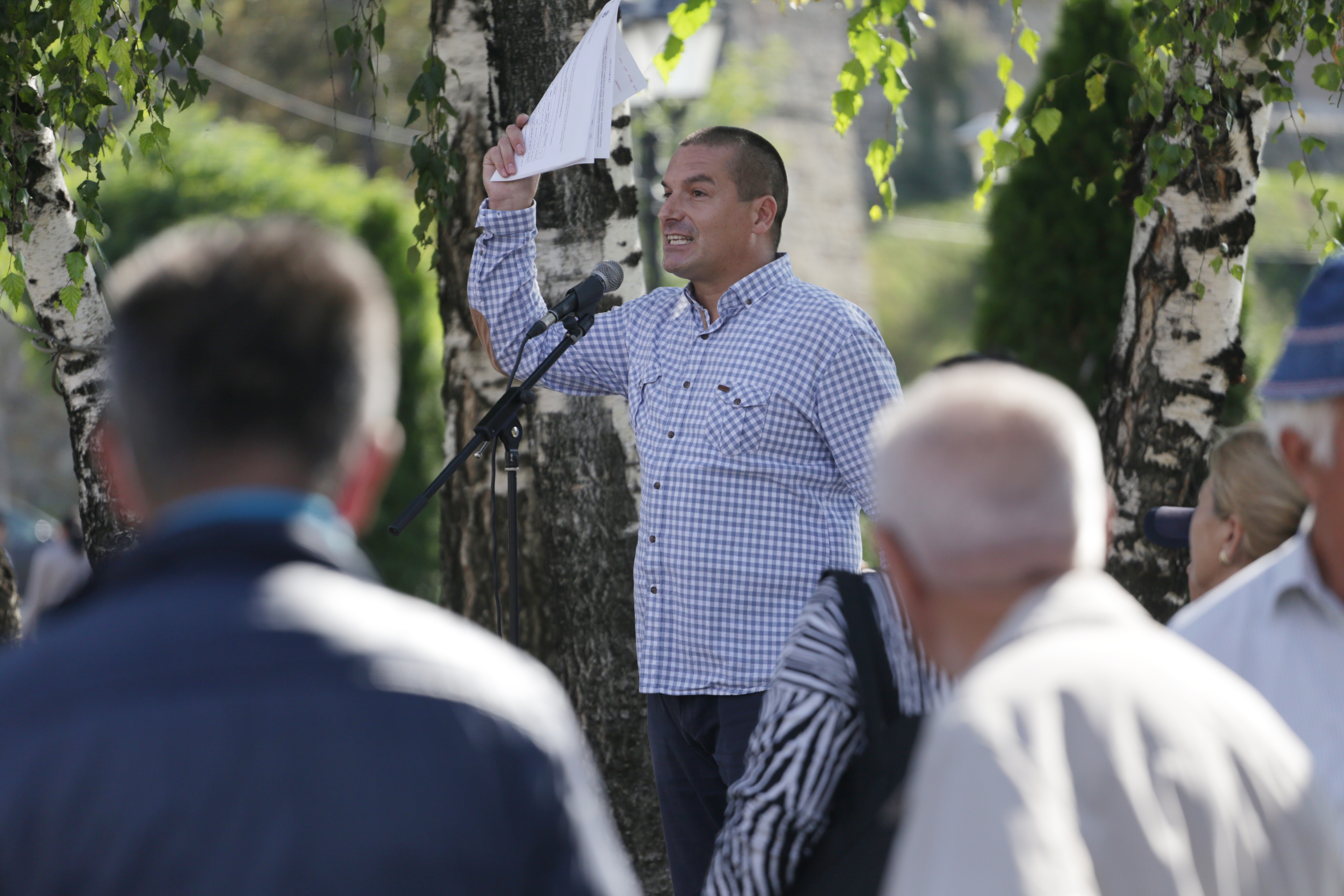 Novi Pazar 02.10.2020. Irfan Ugljanin (karirana košulja), protest u Novom Pazaru Foto: Irfan Ličina/Nova.rs