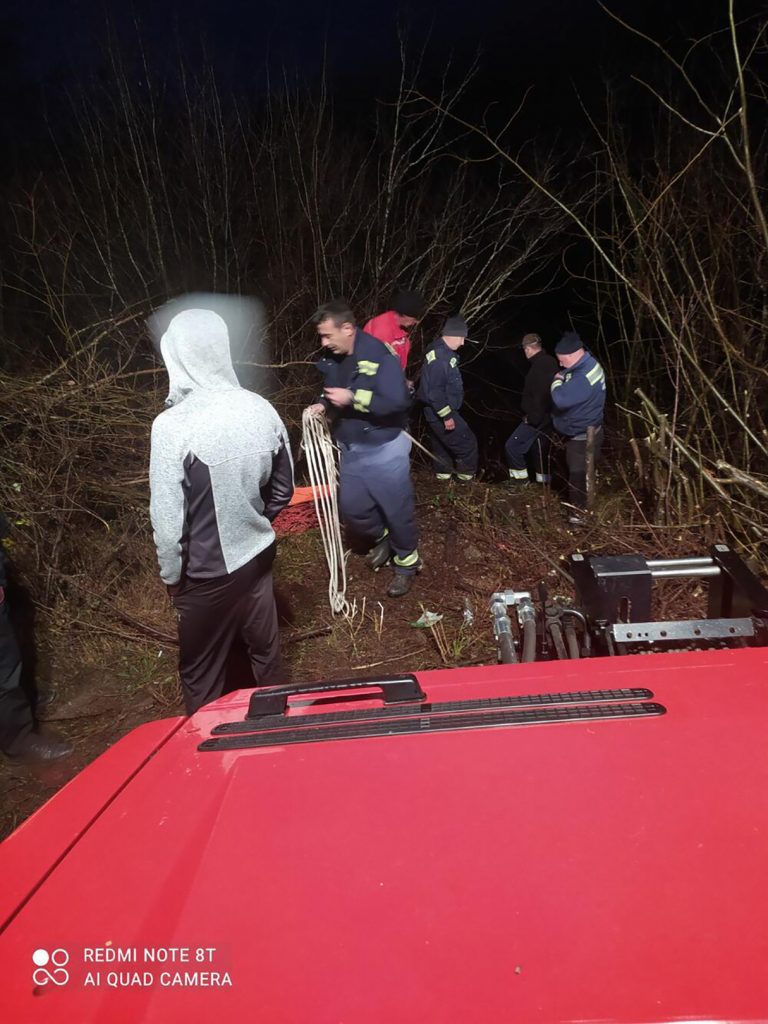 DRAMA NA MAGISTRALI PODGORICA-KOLAŠIN: Kombi završio u provaliji, državljane Srbije spašavali sedam sati