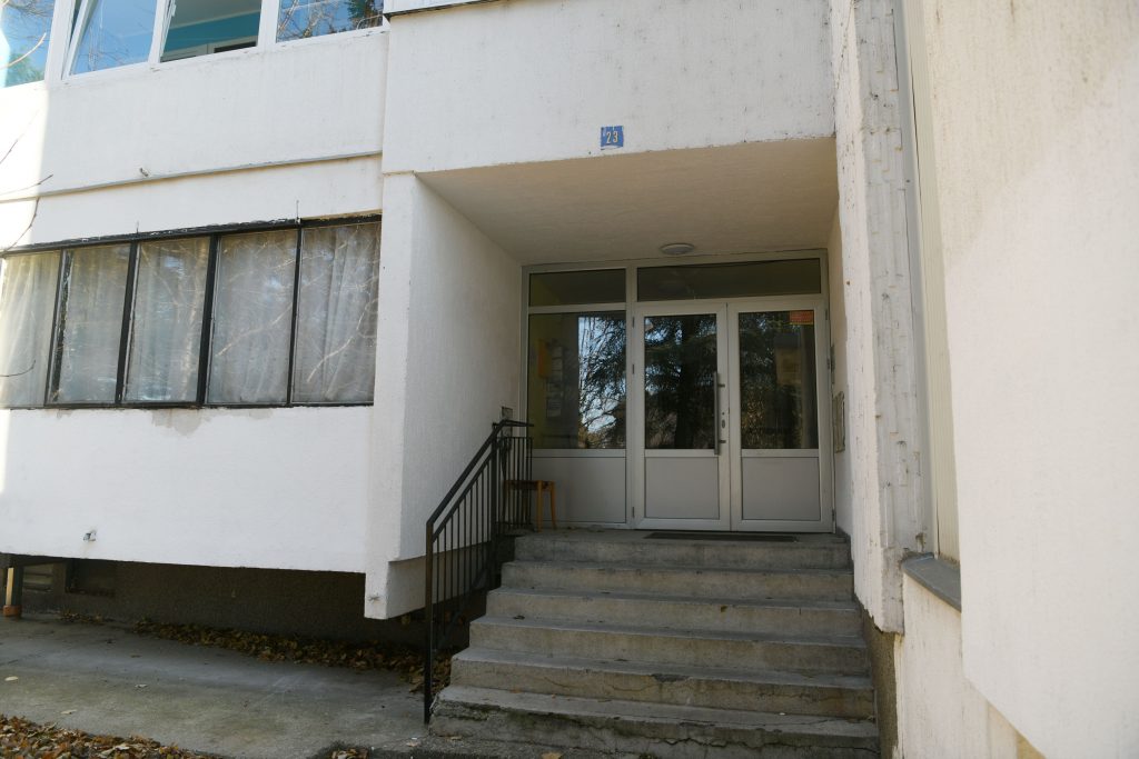 Dečaka (12) ubila struja iz punjača za telefon, zgrada u kojoj se desila nesreca