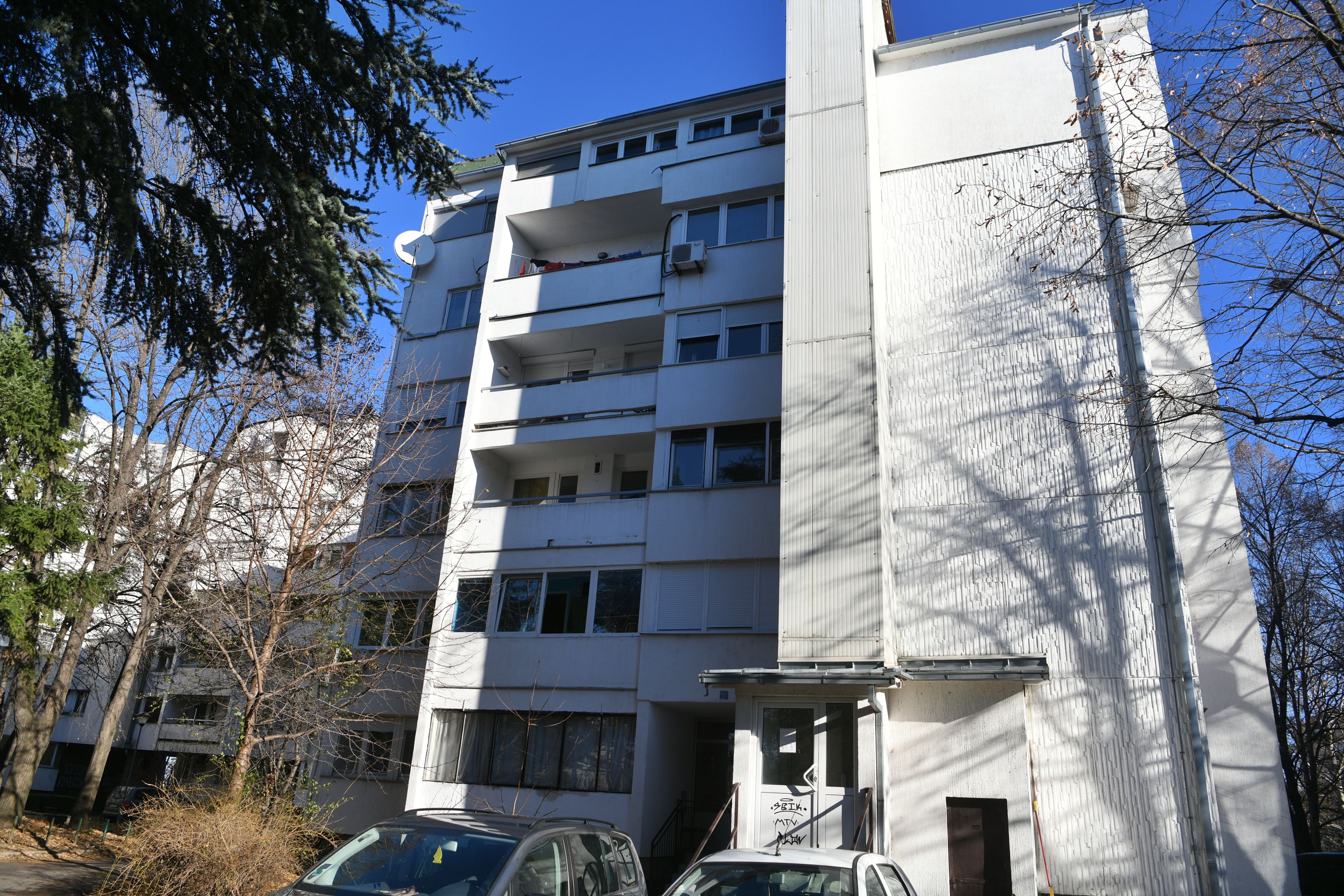 Dečaka (12) ubila struja iz punjača za telefon, zgrada u kojoj se desila nesreca