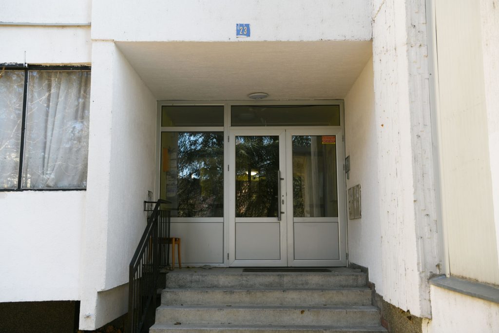 Dečaka (12) ubila struja iz punjača za telefon, zgrada u kojoj se desila nesreca