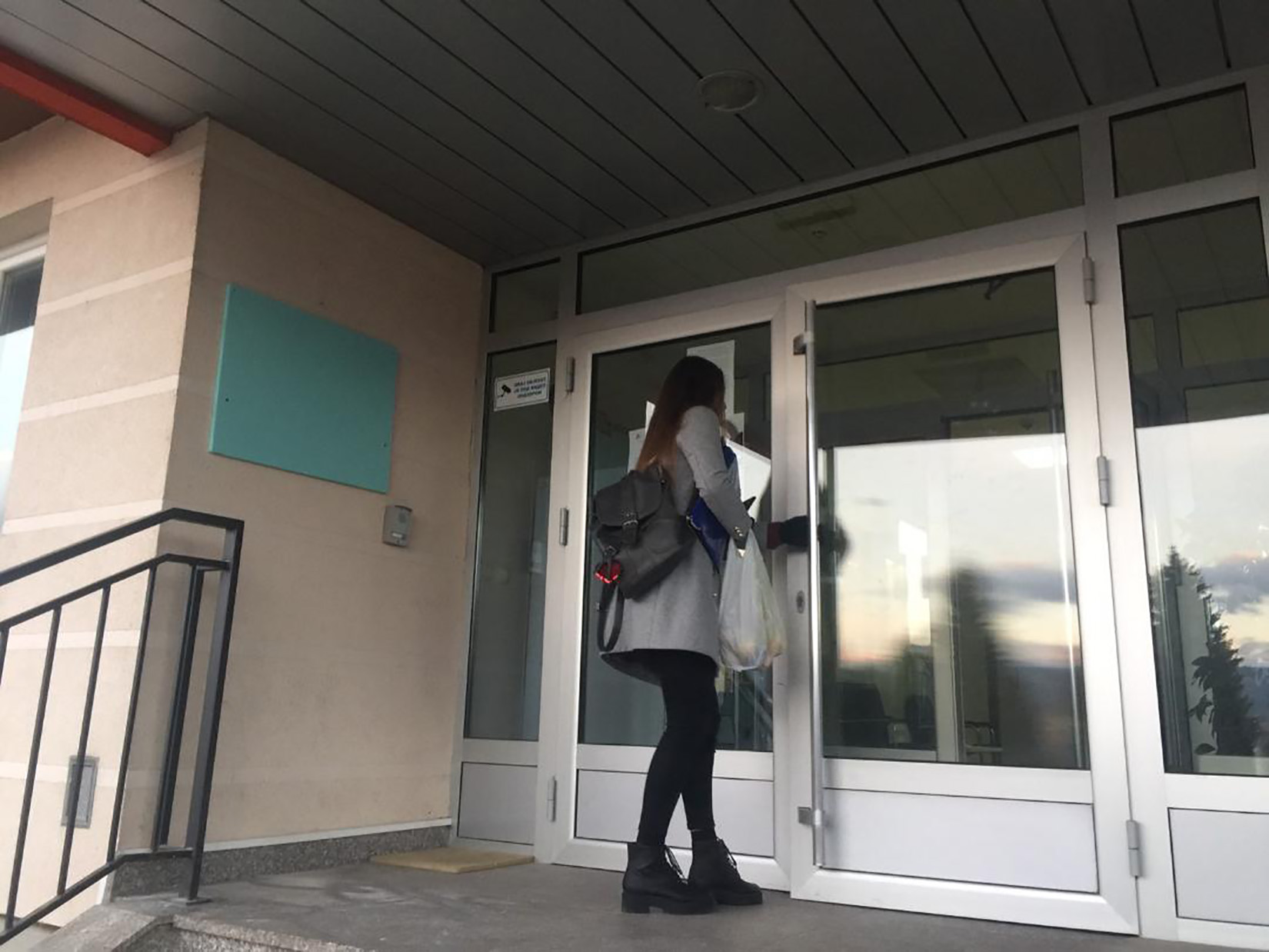 Ploča s imenom Radovana Karadžića na Studentskom domu na Palama danas je zvanično skinuta. Studentski dom, Radovan Karadžić