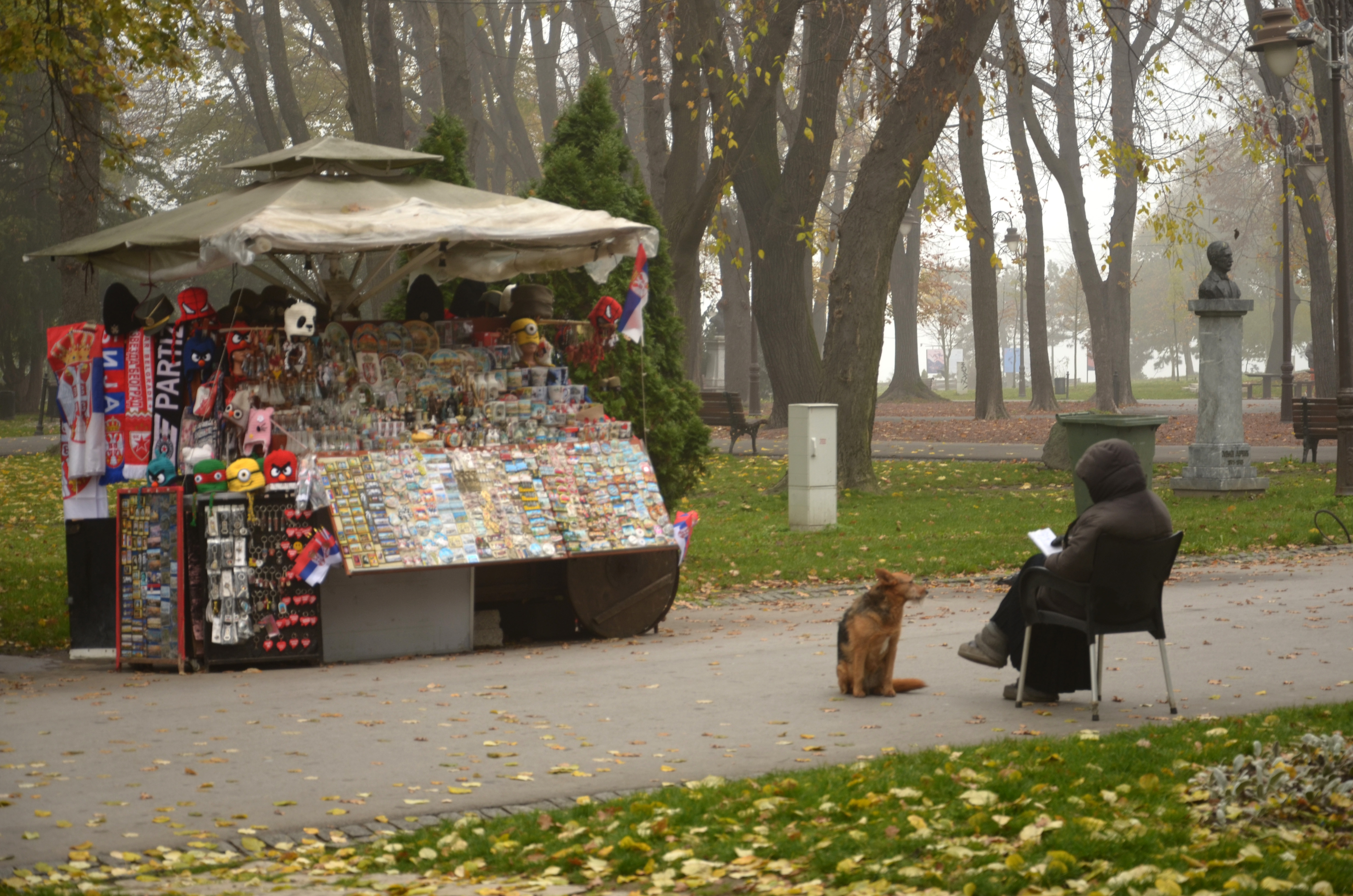 Beograd, 25.11.2020.  Jesen, grad, Kalemegdan, tmurno vreme, ulični prodavci, štand, suveniri, vremenska prognoza