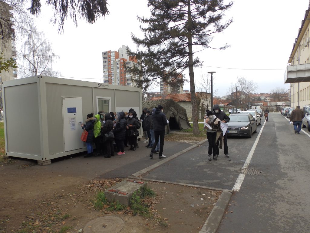 Kraljevo - Čekaju celu noć da bi predali knjižice za pregled kod infektologa