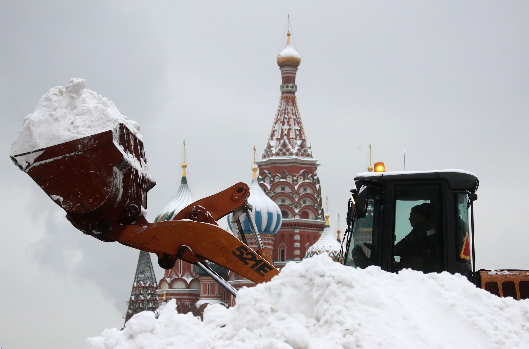MOSCOW, RUSSIA - DECEMBER 15, 2020: Machinery clears snow in Red Square. Valery Sharifulin/TASS,Image: 576200311, License: Rights-managed, Restrictions: , Model Release: no, Credit line: Valery Sharifulin / TASS / Profimedia