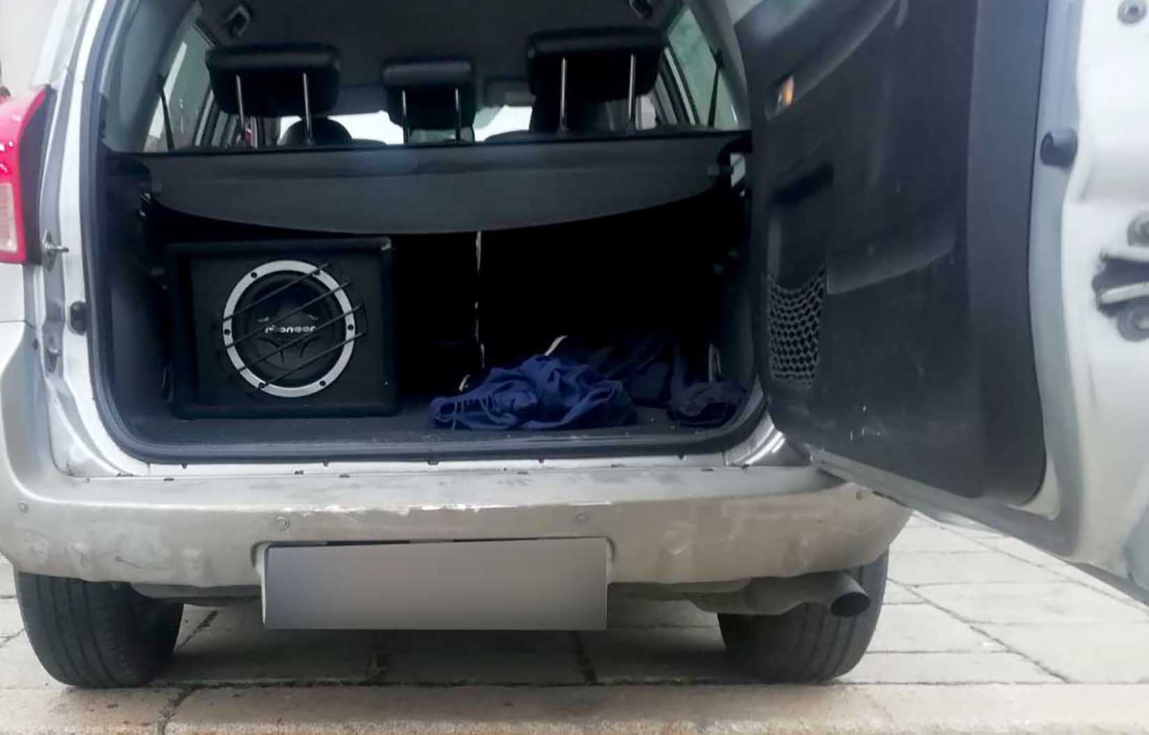 Auto, automobil, Skupština Srbije, automobil probio zaštitnu ogradu, ograda Foto: MUP Srbije