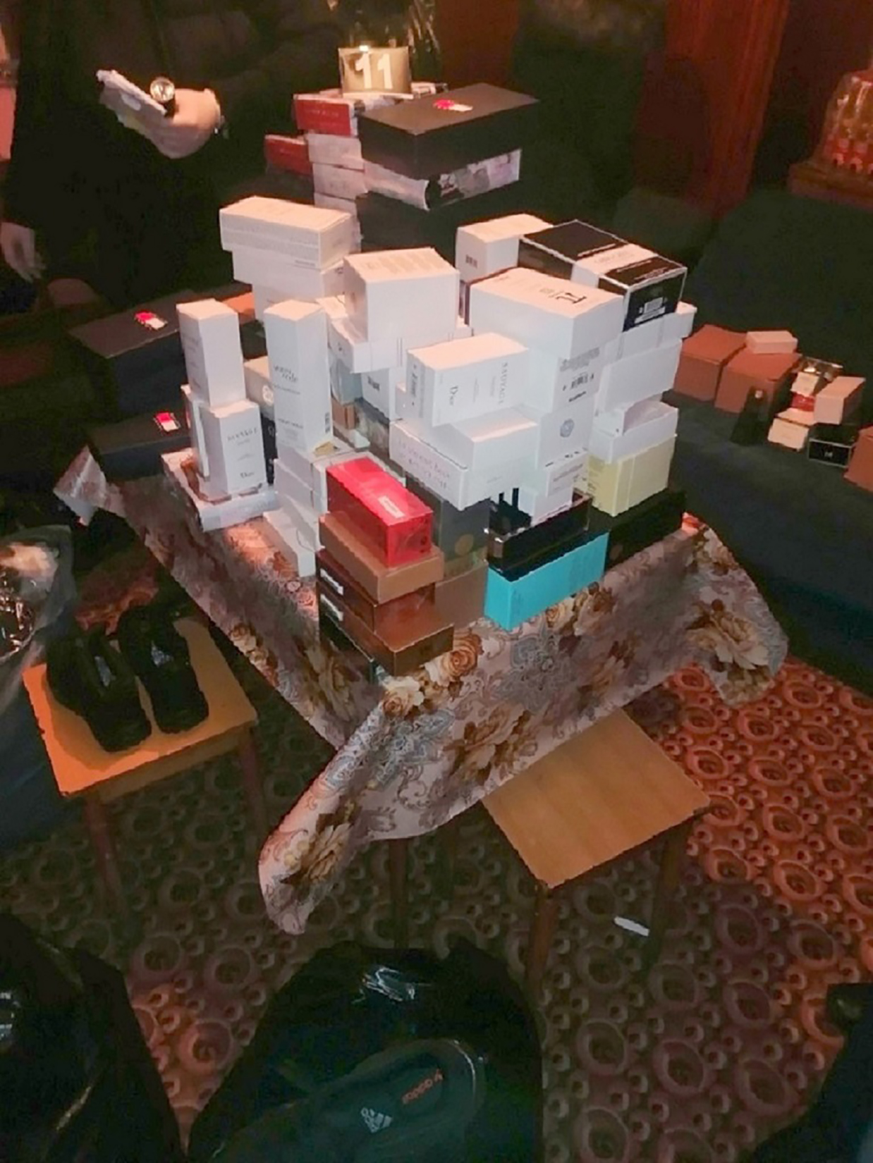 Selo pored Pirota, šverc, švercovana garderoba, parfemi, obuća, odeća, krijumčarenje, zaplena Foto: Uprava carina