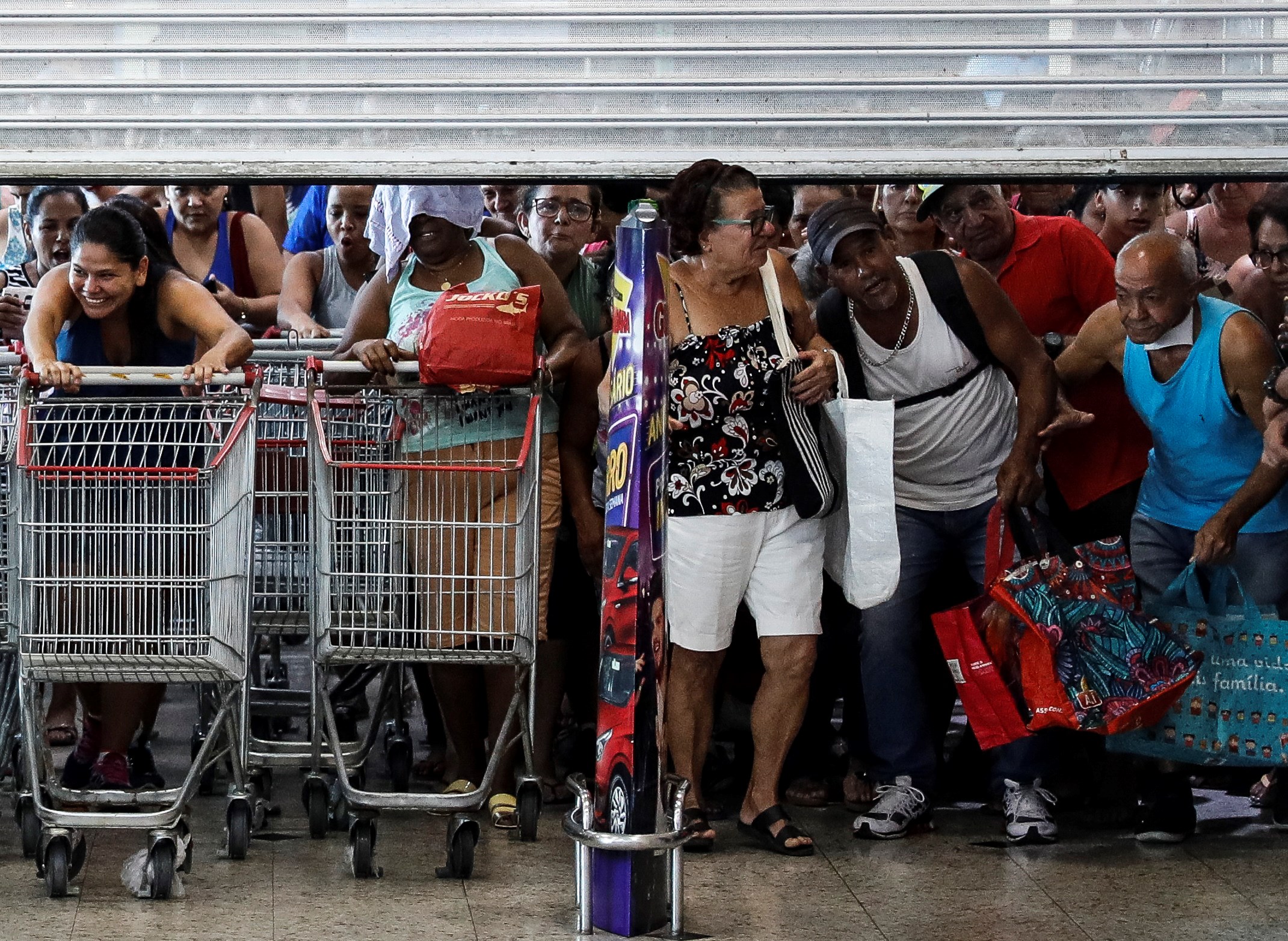 Rows and chaos in supermarkets in Rio before a day of discounts