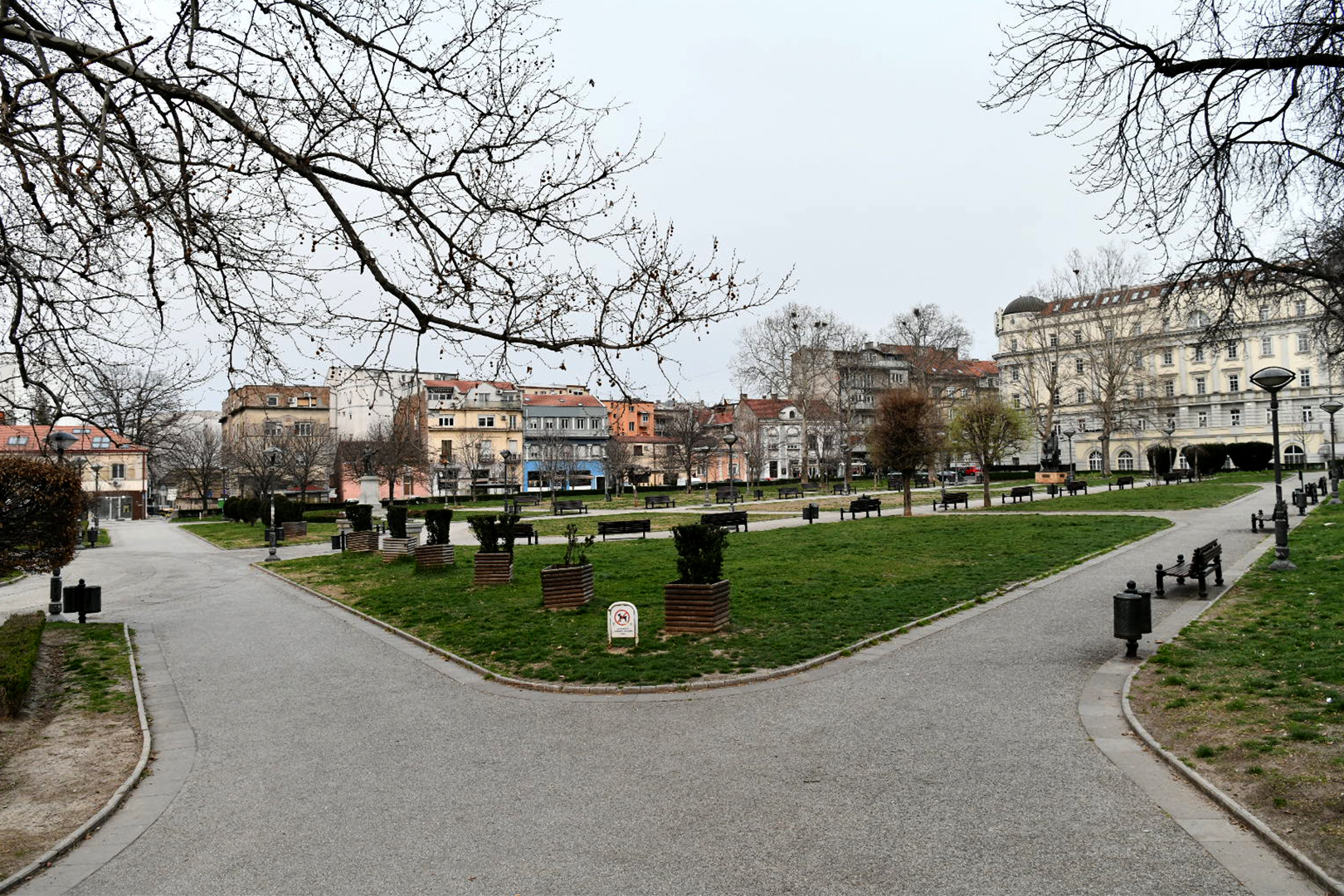 Beograd 23.03.2020. Beogradske ulice, Vuk, park, policijski čas,vanredno stanje koronavirus, prazne ulice, prazan grad, policija, patrola, policijski džip,  Foto: Vladislav Mitić/Nova.rs