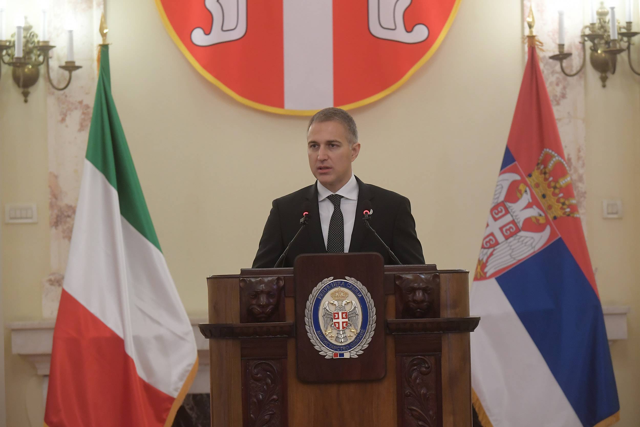 Beograd, 15.10.2020. - Potpredsednik Vlade i ministar odbrane Nebojsa Stefanovic i ministar odbrane Italije Lorenco Gverini sastali su se danas u zgradi Starog Generalstaba u Beogradu.  (BETAPHOTO/MINISTARSTVO ODBRANE SRBIJE/Jovo Mamula/MO)