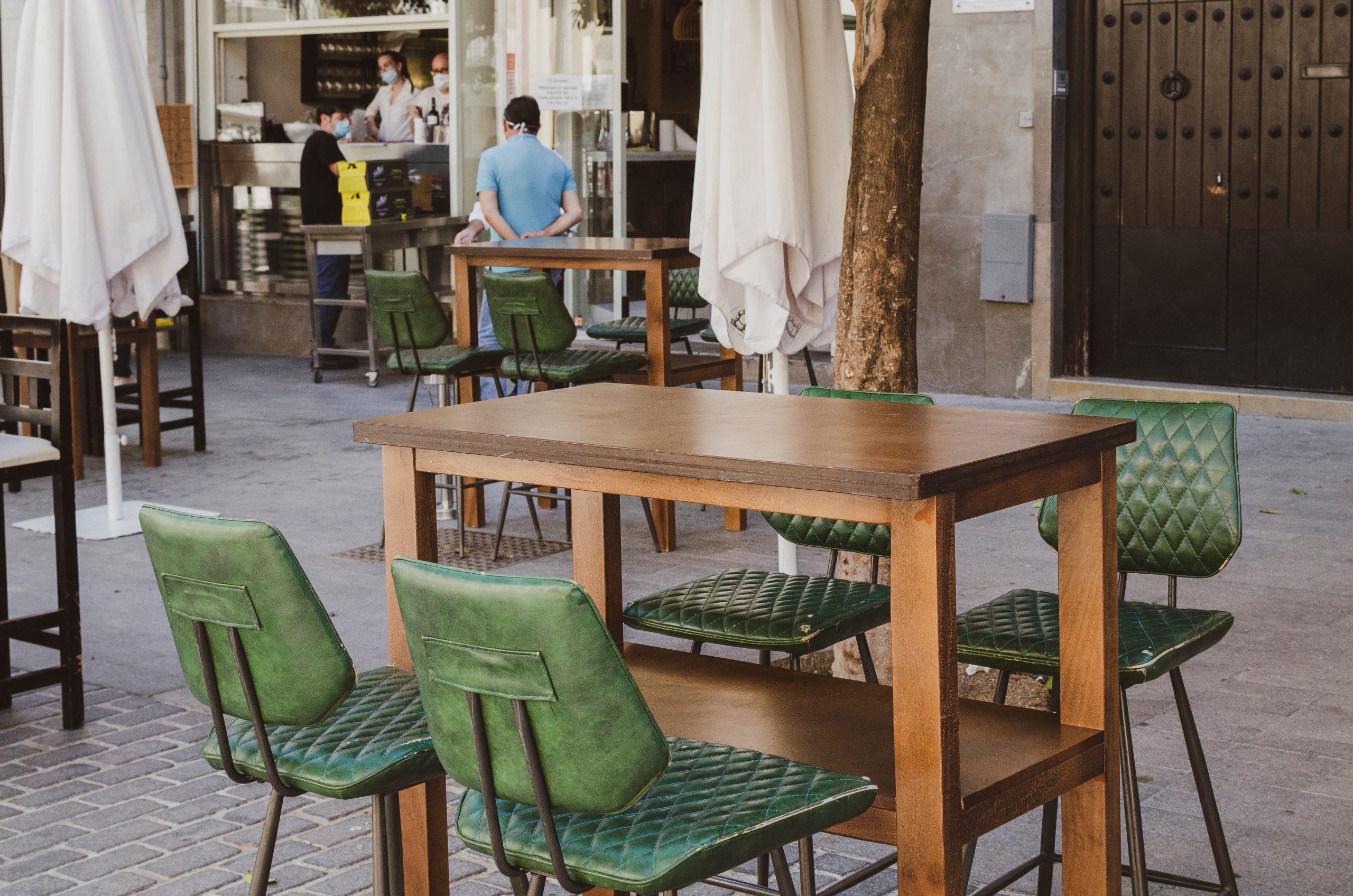 Poslednji minimalac, kafić, prazni stolovi Foto: Shutterstock/Mlle Sonyah