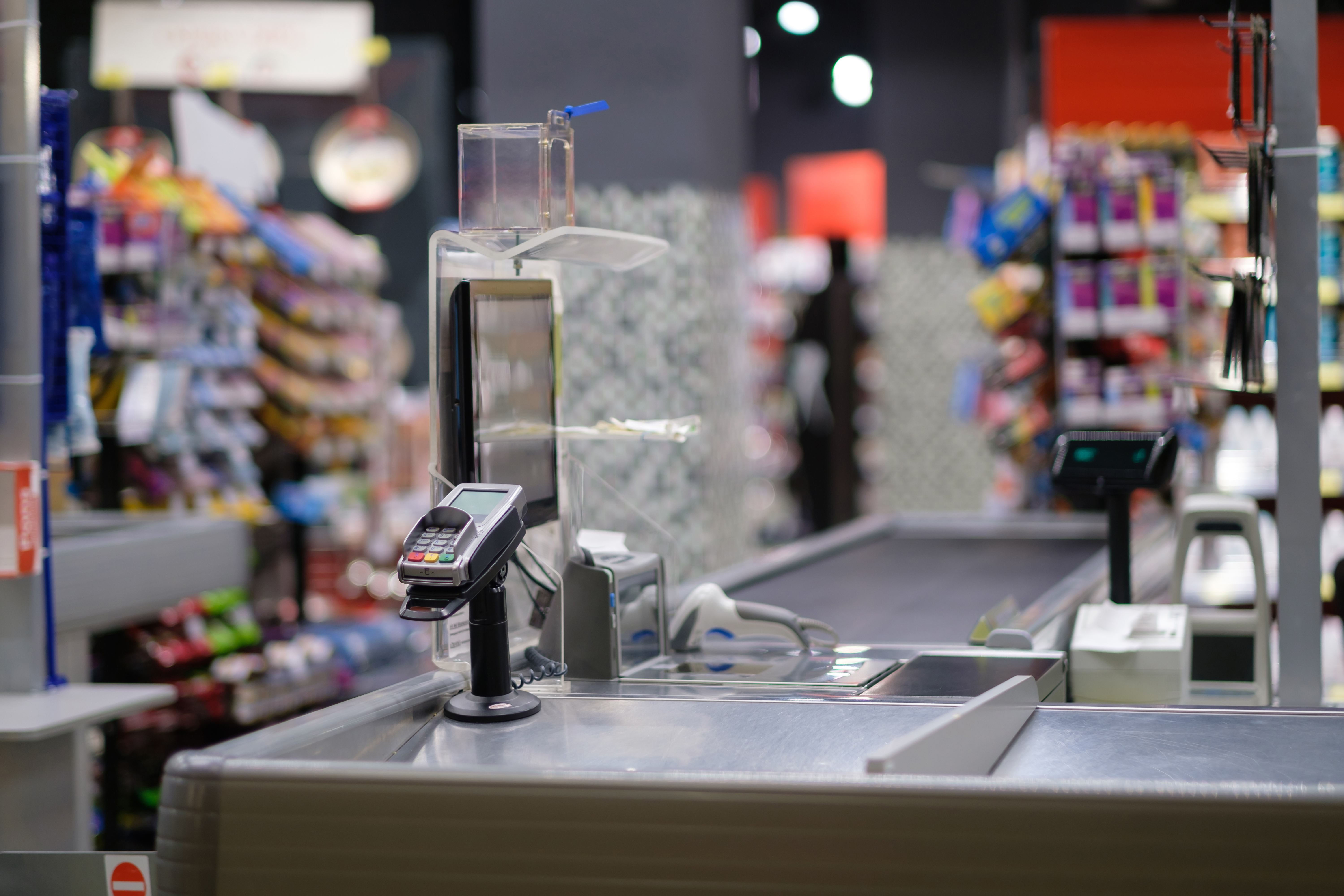 Poslednji minimalac, prazna kasa, nema mušterija, kasir, kasirka Foto: Shutterstock