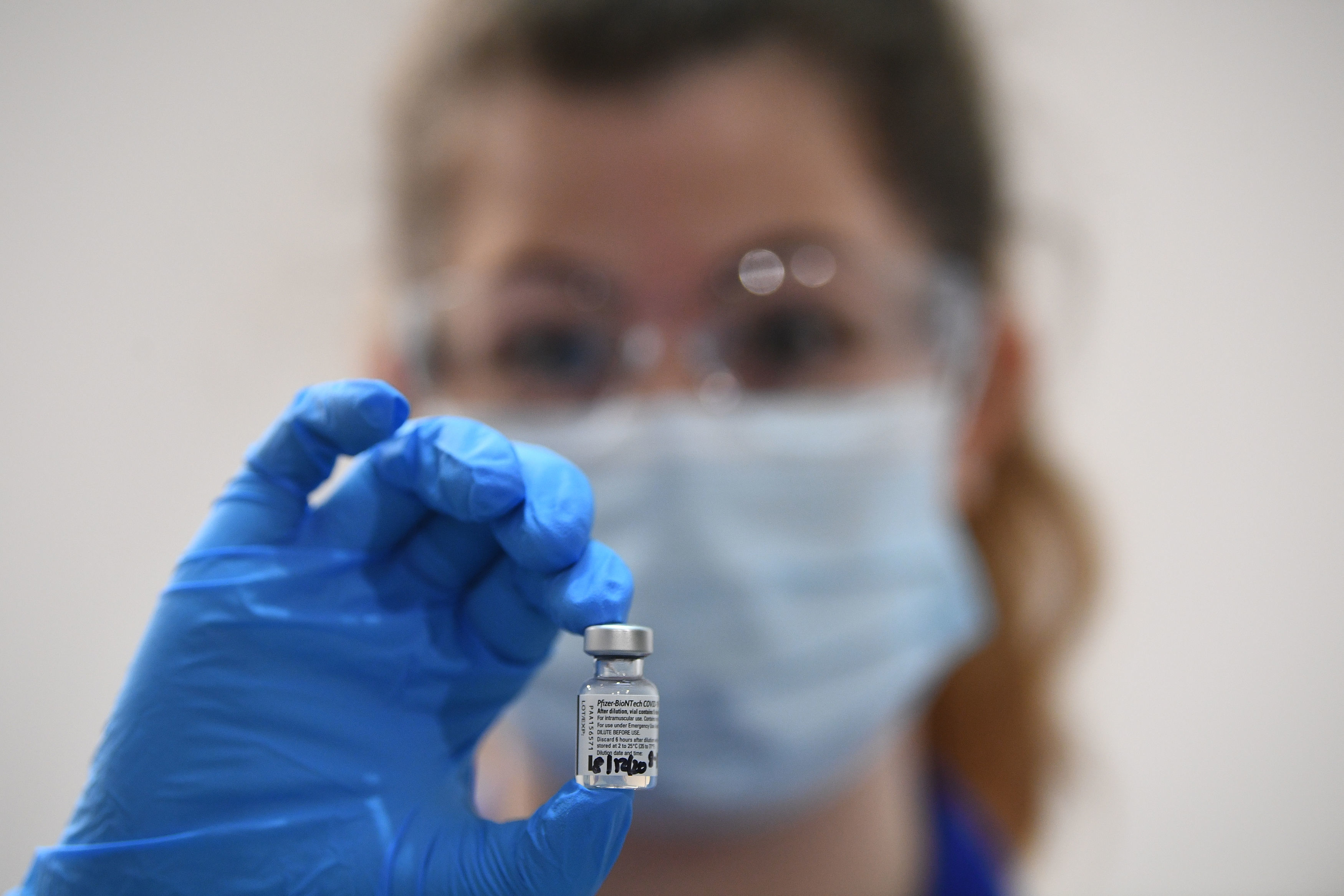 UK starts coronavirus vaccinations vakcina vakcinacija