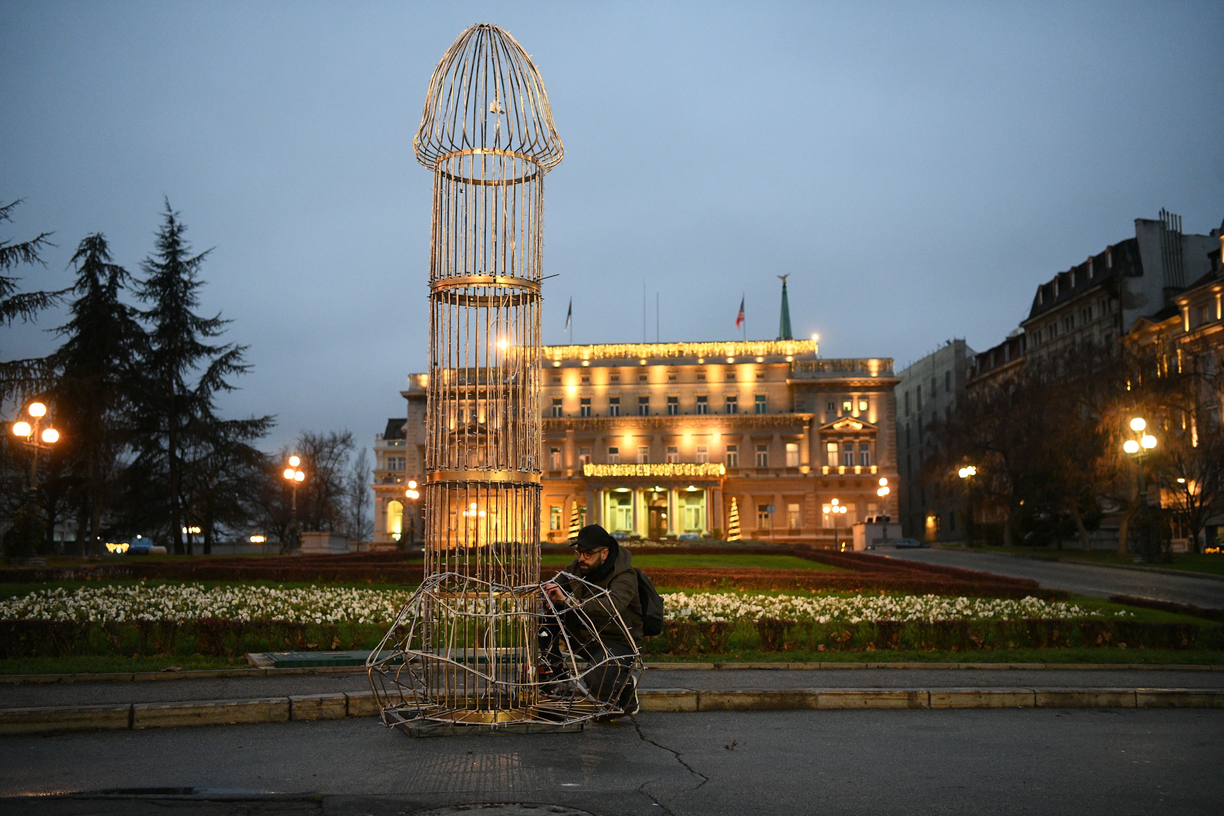 Beograd, 18.12.2020. Falus skulptura ispred Gradske Skupštine, performans, Pijanista Foto: Filip Krainčanić/Nova.rs