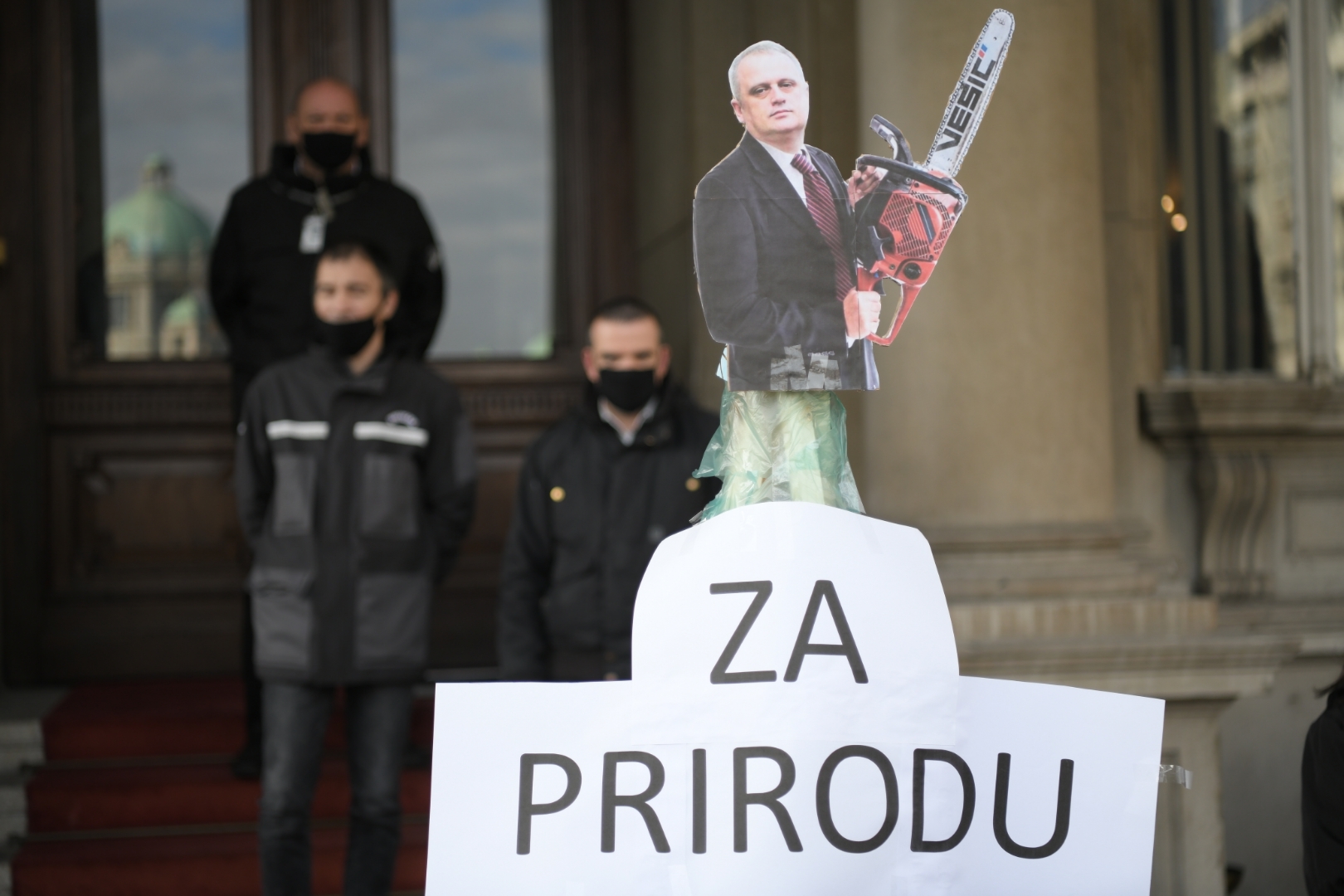 Beograd 21.12.2020. Inicijativa 1 od 5 miliona, jelka napravaljena od smeća, đubreta, djubreta, smeće, đubre, djubre, Skupština grada Foto: Dragan Mujan/Nova.rs