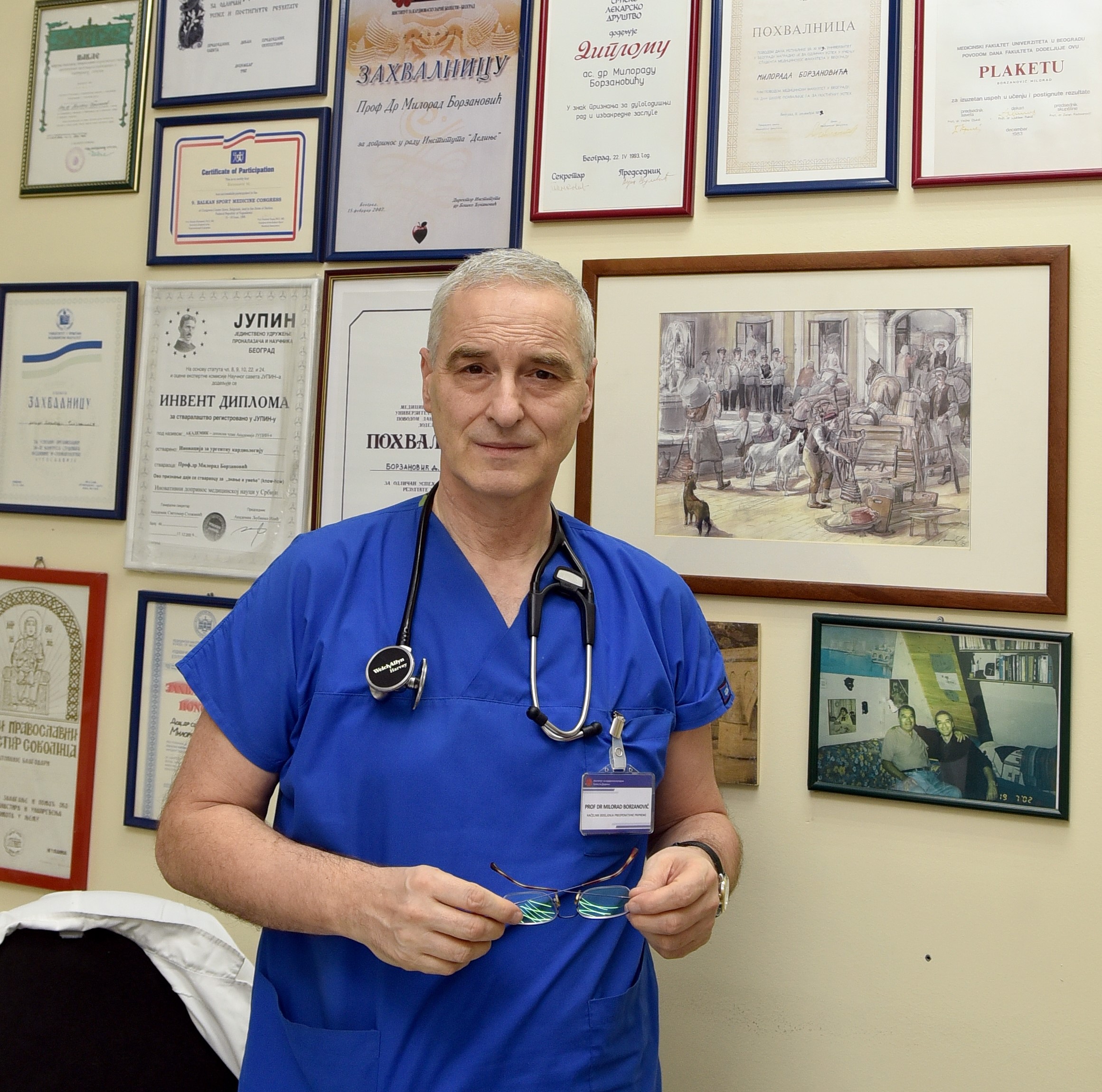 MEDICINA - DOKTOR U KUCI - INSTITUT ZA KARDIOVASKULARNE BOLESTI DEDINJE - SRCE - MILORAD BORZANOVIC - Profesor doktor Milorad Borzanovic u poseti pacijentima
                           foto:N.Skenderija