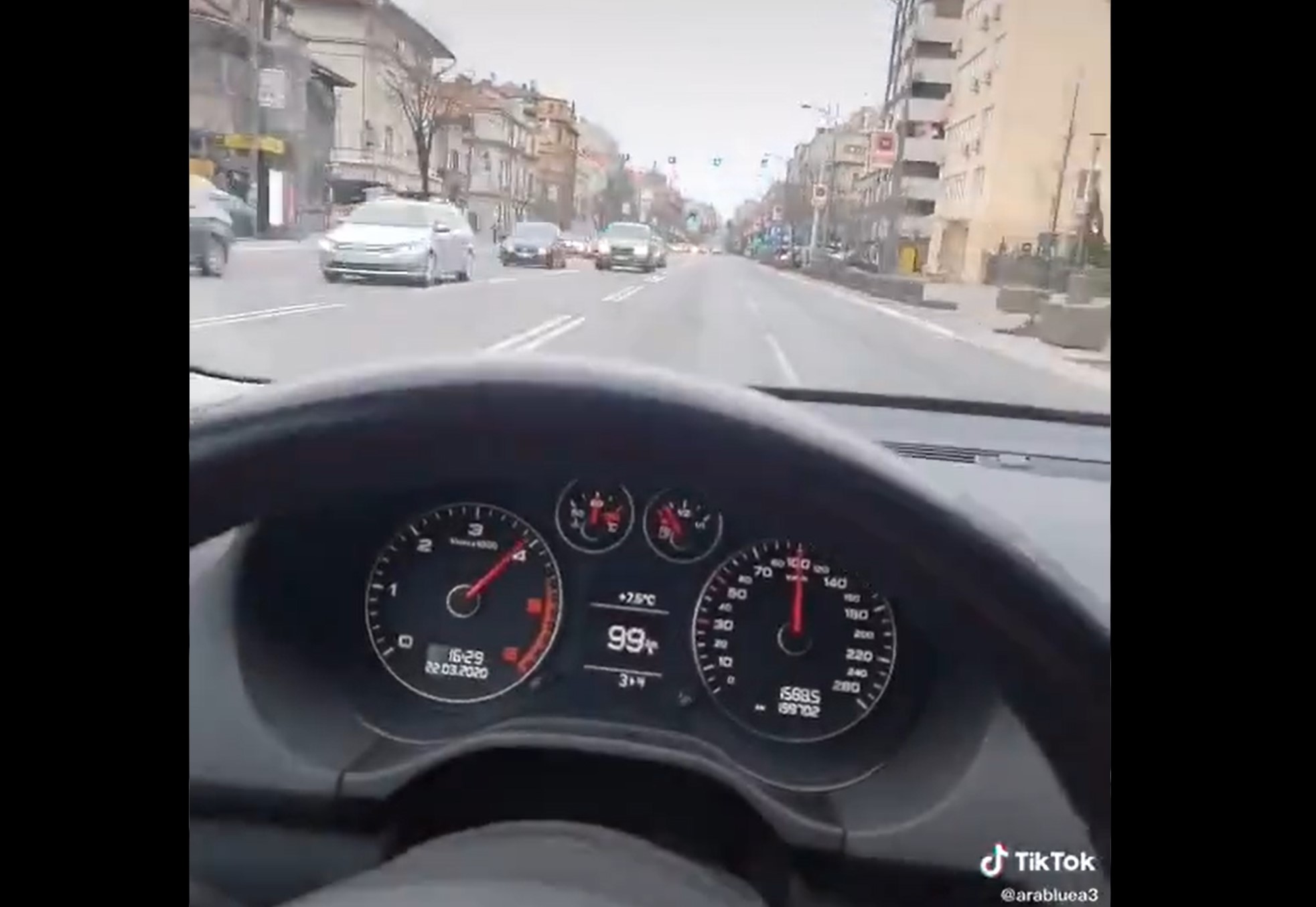 Tik tok je postao leglo snimaka bahate, neodgovorne, rizične i nasilničke vožnje.