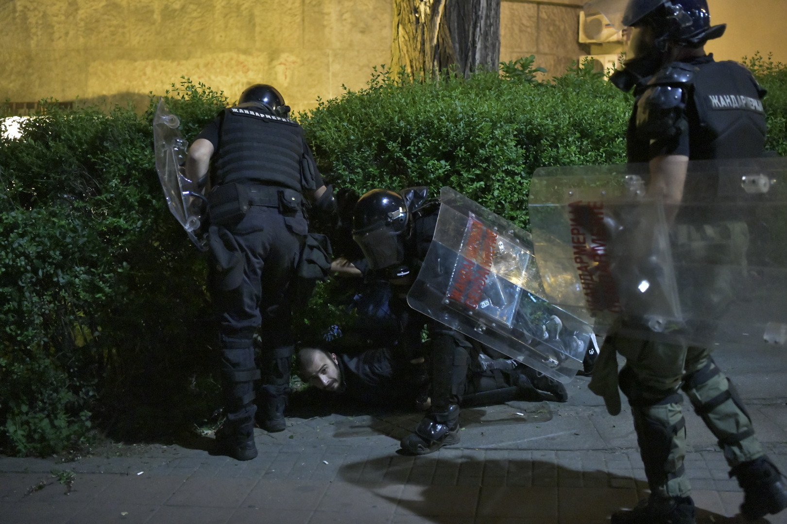 Beograd 08.07.2020. Protest, drugi dan demonstracija, haos, suzavac, paljenje, povređeni, policija Foto: Zoran Lončarević/Nova.rs