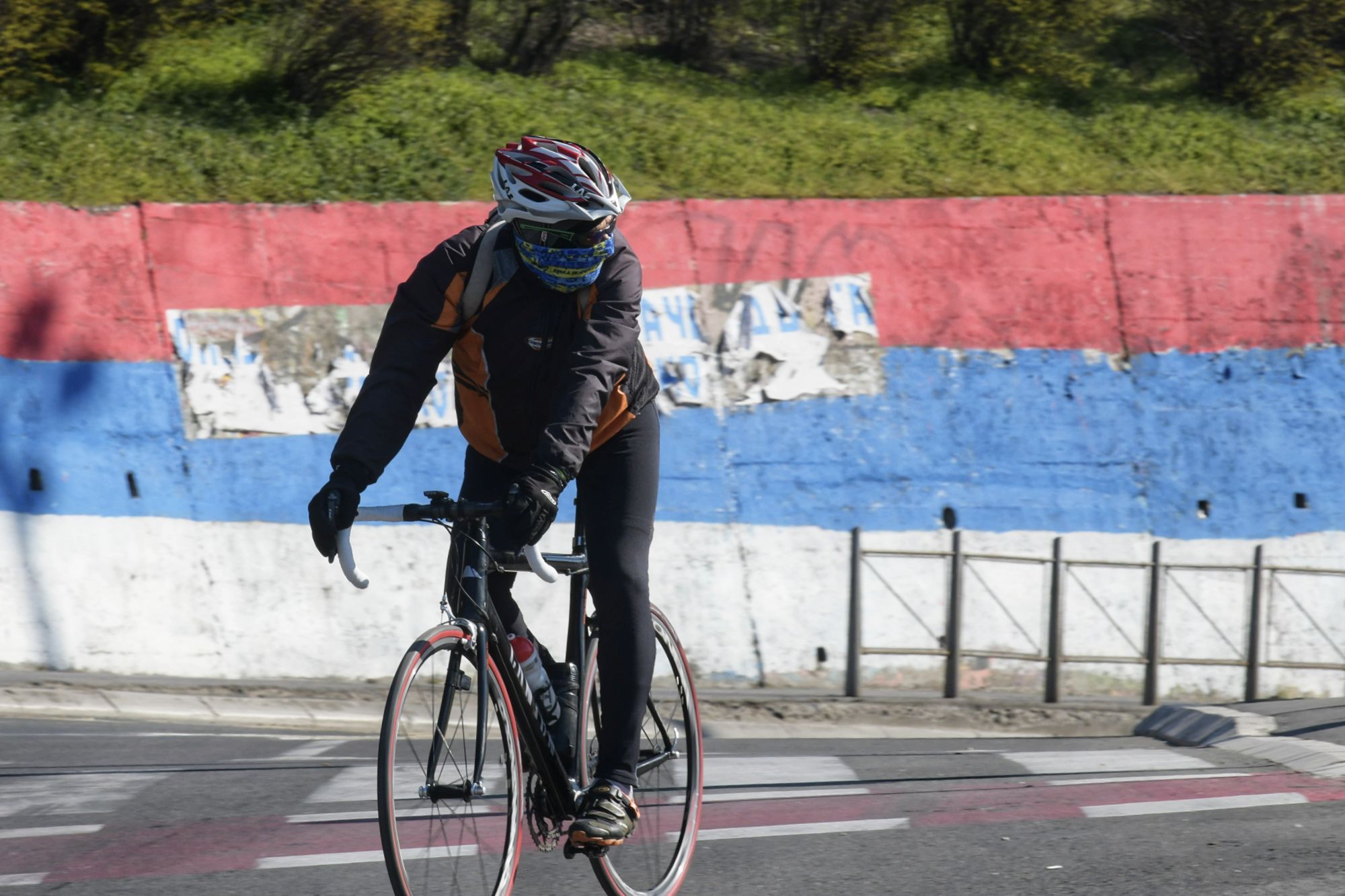 Beograd 17.03.2020. Saobraćaj i život u Beogradu za vreme koronavirusa i vanrednog stanja biciklista zaštita marama kaciga Foto:Goran Srdanov/Nova.rs