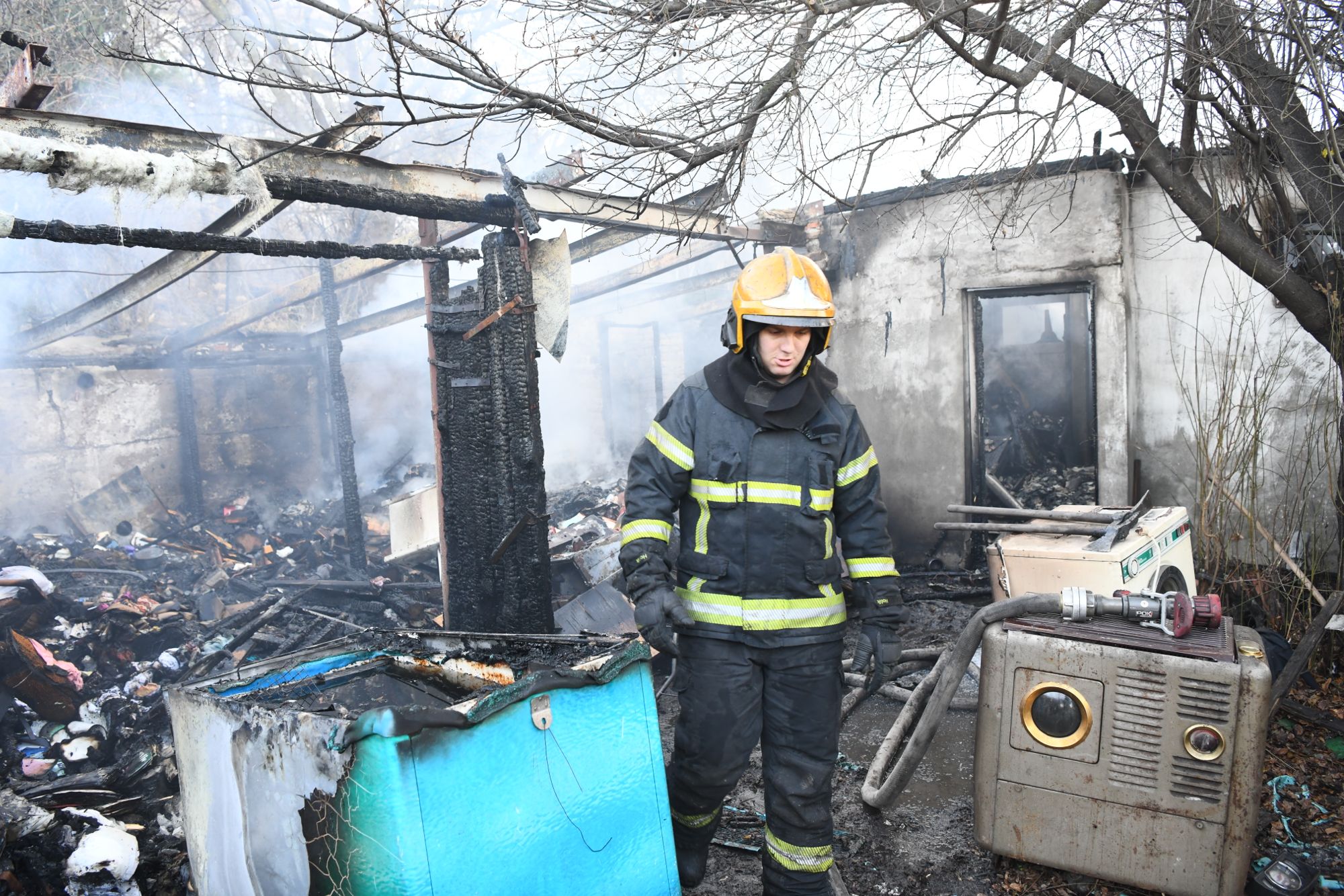 Beograd, 23.12.2020. Kod Sajma, izgorela kuća, požar, vatrogasac Foto: Goran Srdanov/Nova.rs