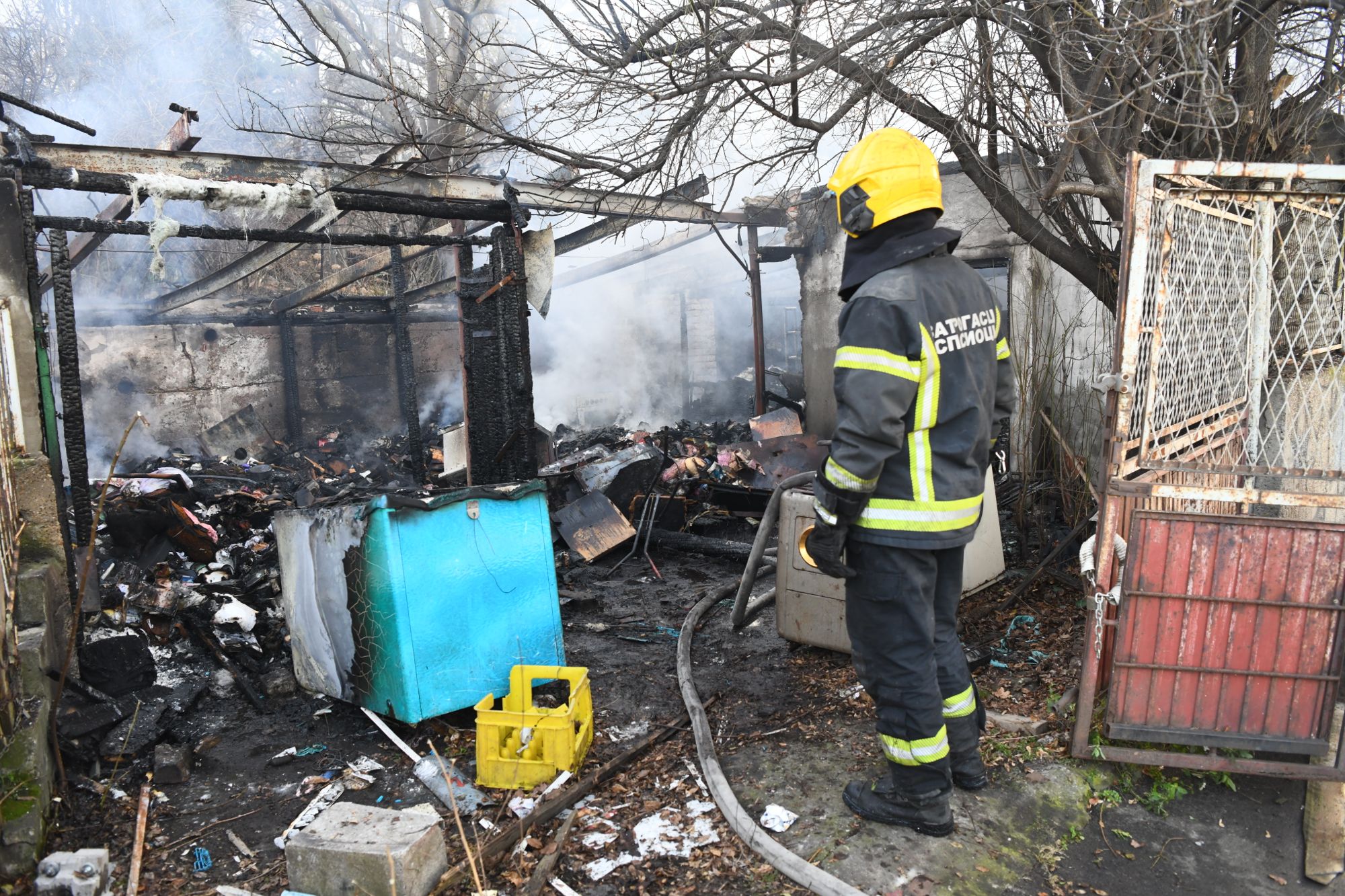23122020 Beograd, 23.12.2020. Kod Sajma, izgorela kuća, požar, vatrogasac Foto: Goran Srdanov/Nova.rs