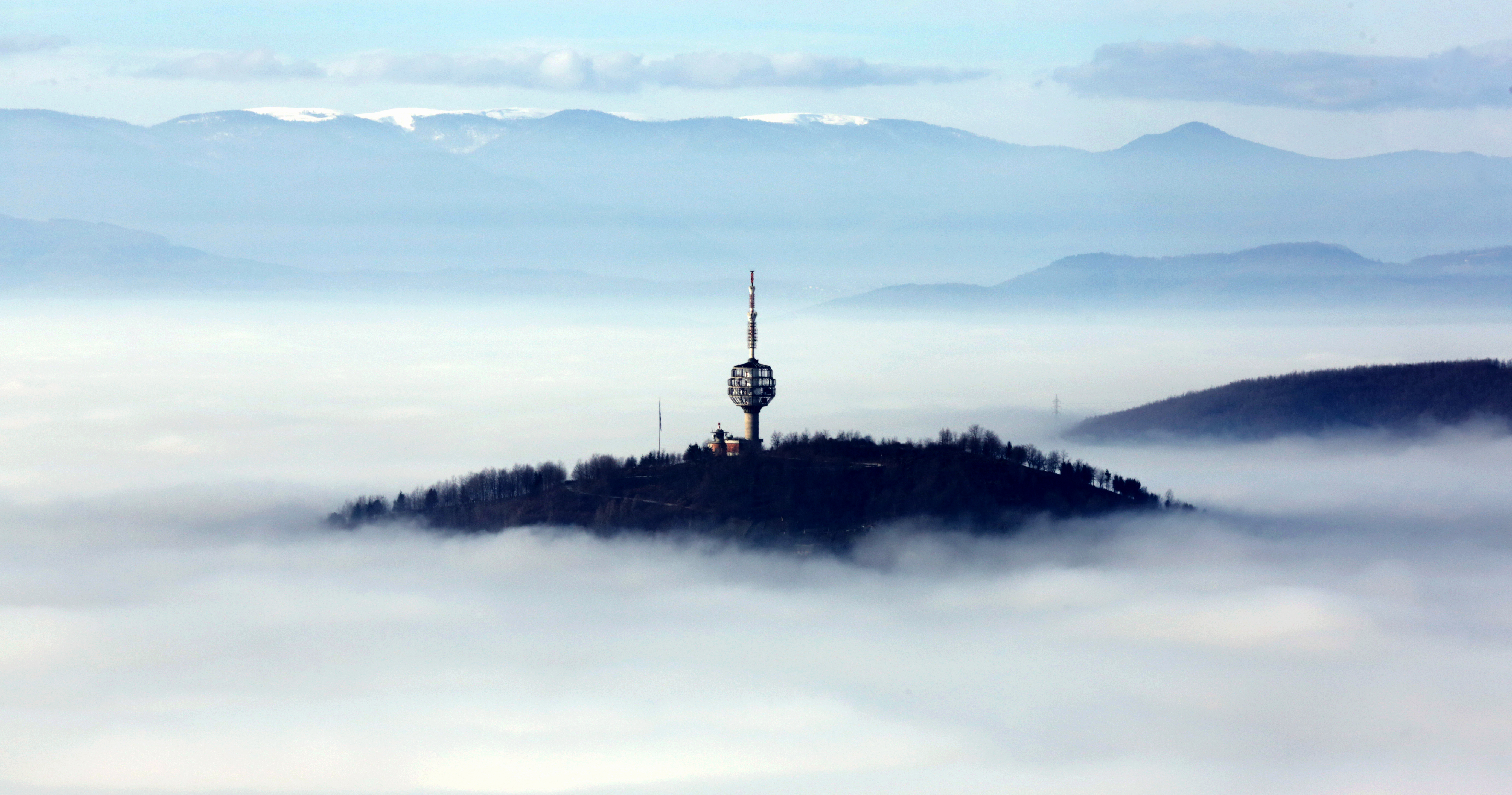 epa08891847 A general view of the surroundings of the city of Sarajevo, Bosnia and Herzegovina, 18 December 2020. With 242 AQI (Air Quality Index), Sarajevo is the one of most polluted city in the world.  EPA-EFE/FEHIM DEMIR