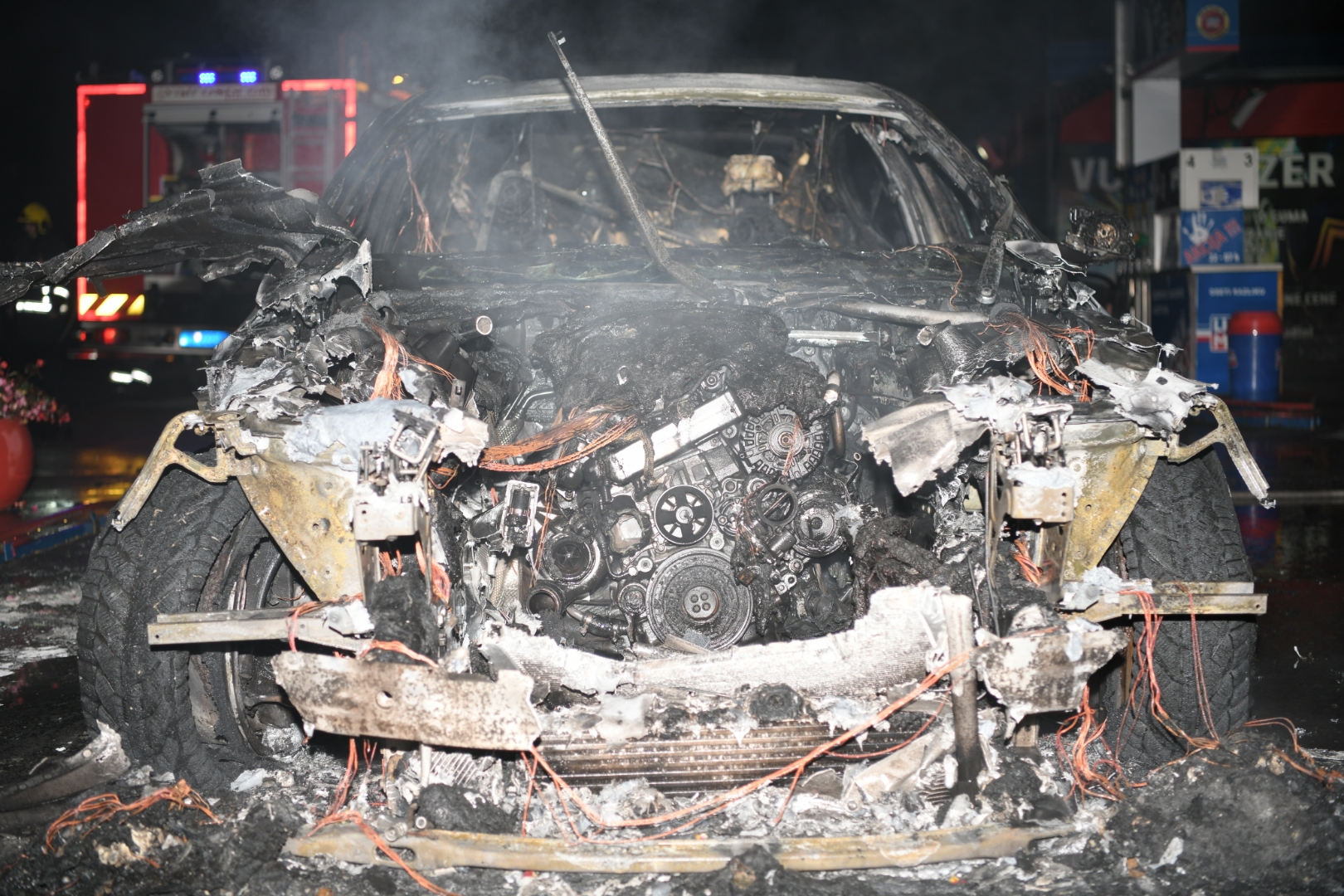 Beograd 09. novembar 2020. Pozar na benzinskoj pumpi u Dunavskoj ulici zapaljen automobil BMW vatrogasci Foto:Dragan Mujan/Nova.rs