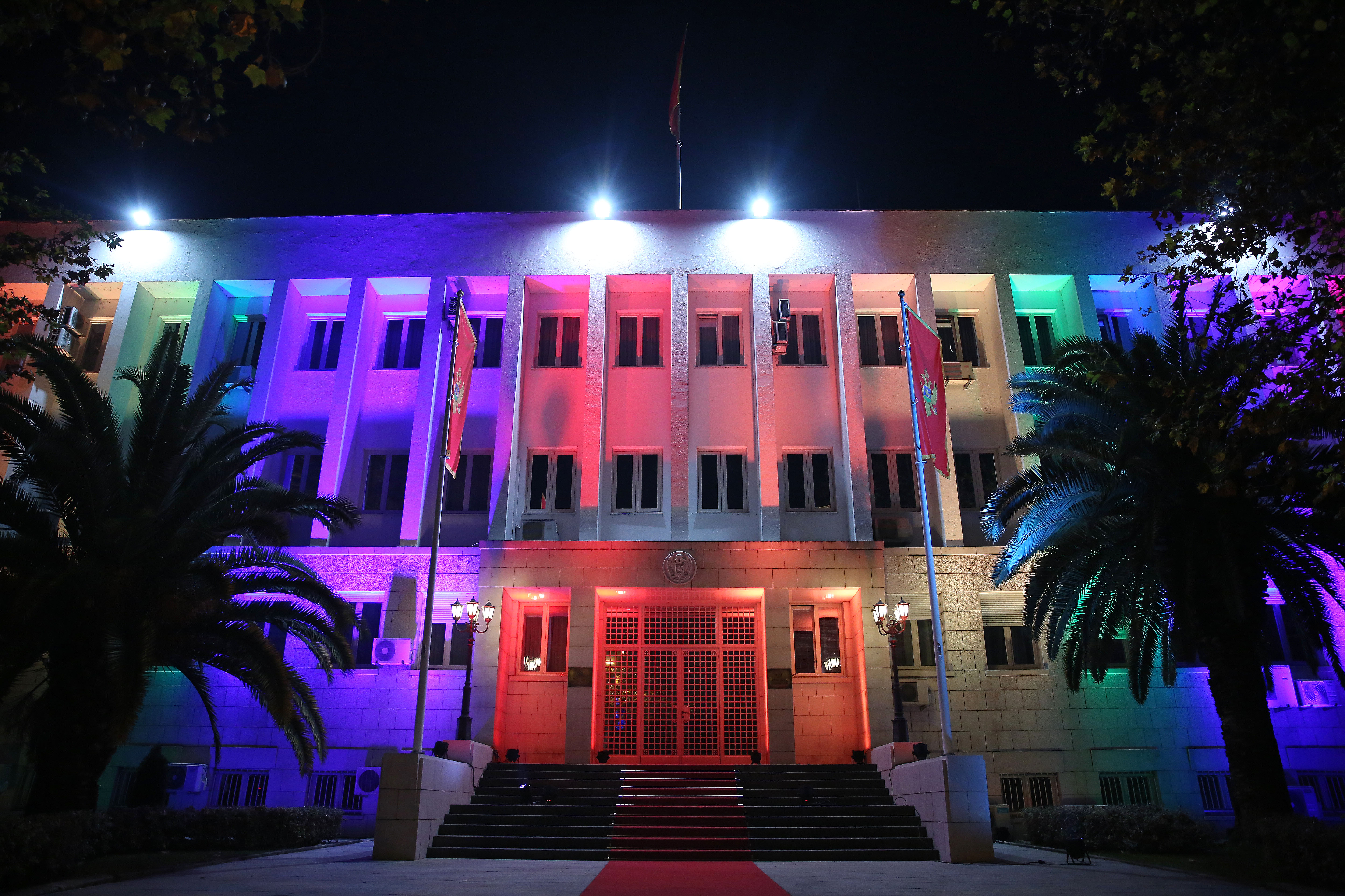 Podgorica, 20. decembra 2020 - Zgrada Predsednika Crne Gore veceras je, u znak podrske "Nedelji ponosa" i LGBTIQ osobama, osvetljena u duginim bojama. TANJUG/ PREDSJEDNIK CRNE GORE/ INFORMACIONA SLUZBA PREDSJEDNIKA CRNE GORE/ mn