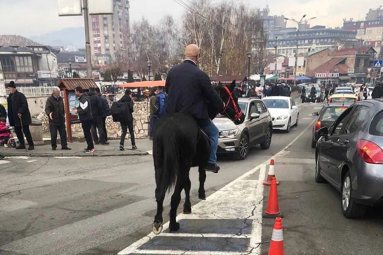 Žandarmerija mu oduzela vozilo i sada konja jaše kroz grad
Inbox