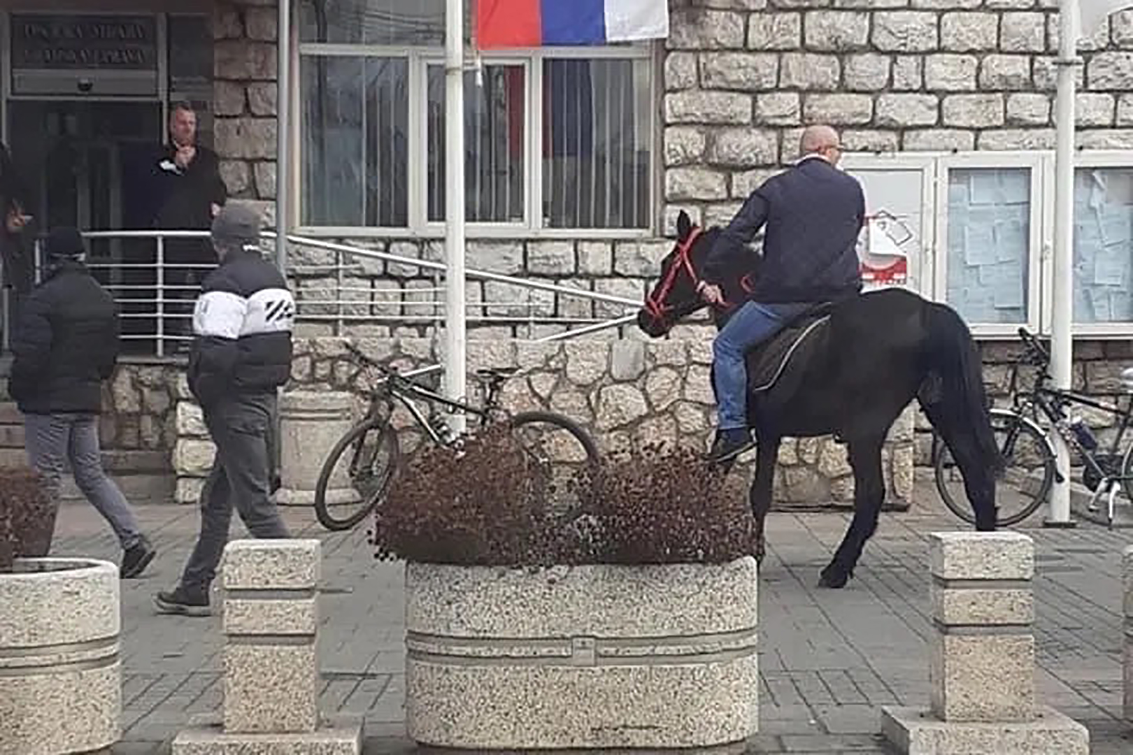 Žandarmerija mu oduzela vozilo i sada konja jaše kroz grad
Inbox