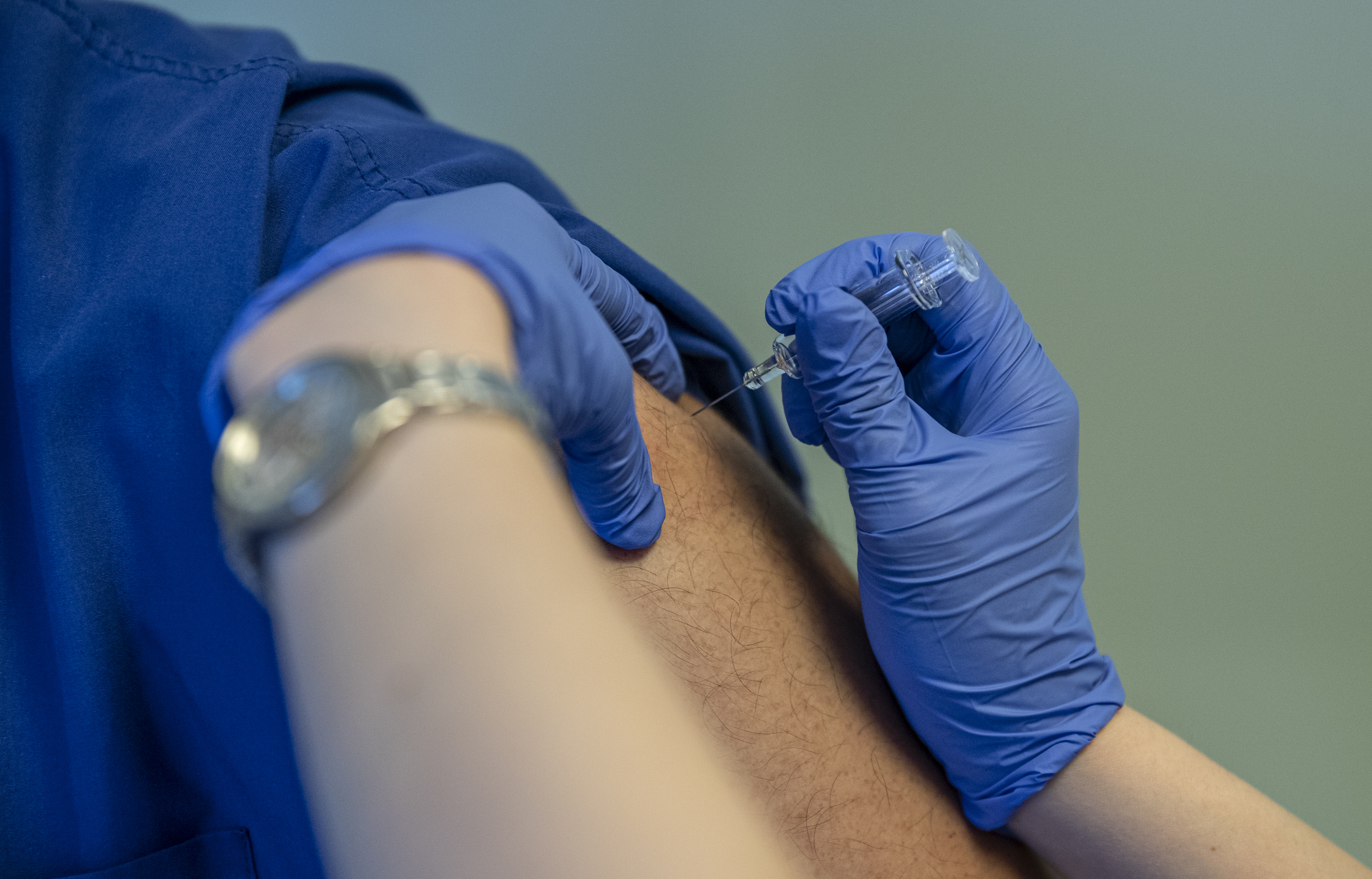 epa08731201 A health worker administers a dose of Sinovac Biotech's COVID-19 vaccine to Dr. Cem Gun (L) during the 3rd phase trials at the Acibadem Hospital in Istanbul, Turkey, 09 October 2020.  EPA-EFE/ERDEM SAHIN