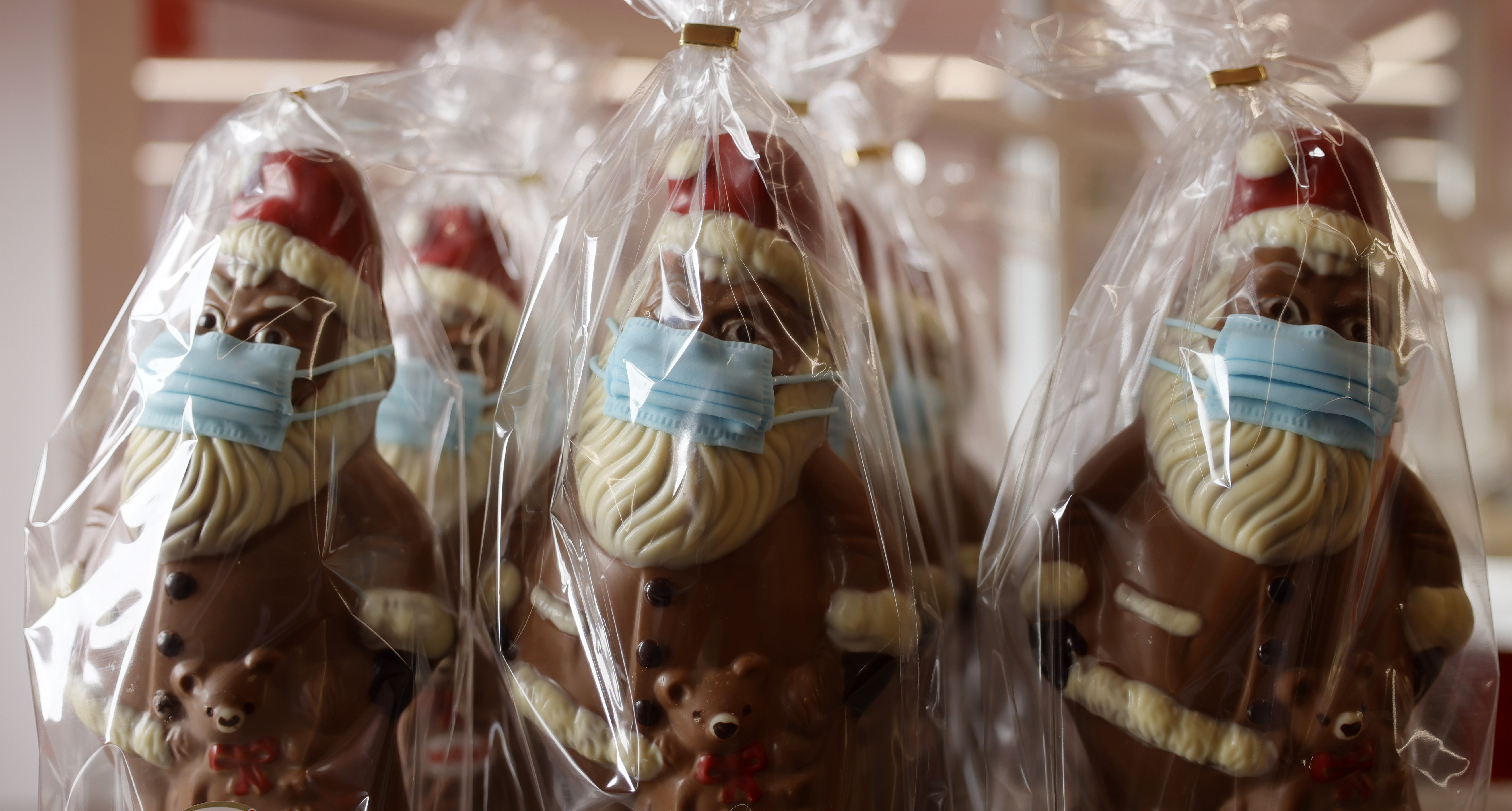 Chocolate Santas with face masks produced in Pirmasens