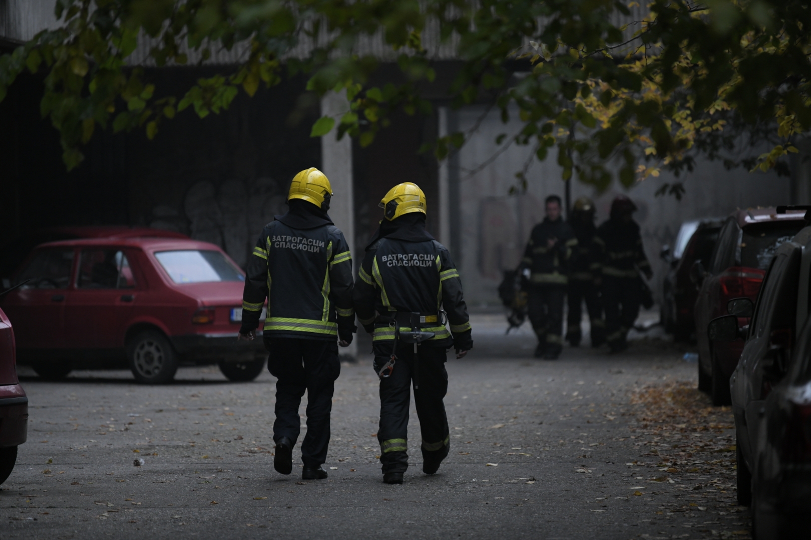 Beograd 28. novembar 2020. Pozar u kineskoj radnji na uglu Ulica Juzni bulevar i Maksima Gorkog vatrogasci  Foto:Dragan Mujan/Nova.rs