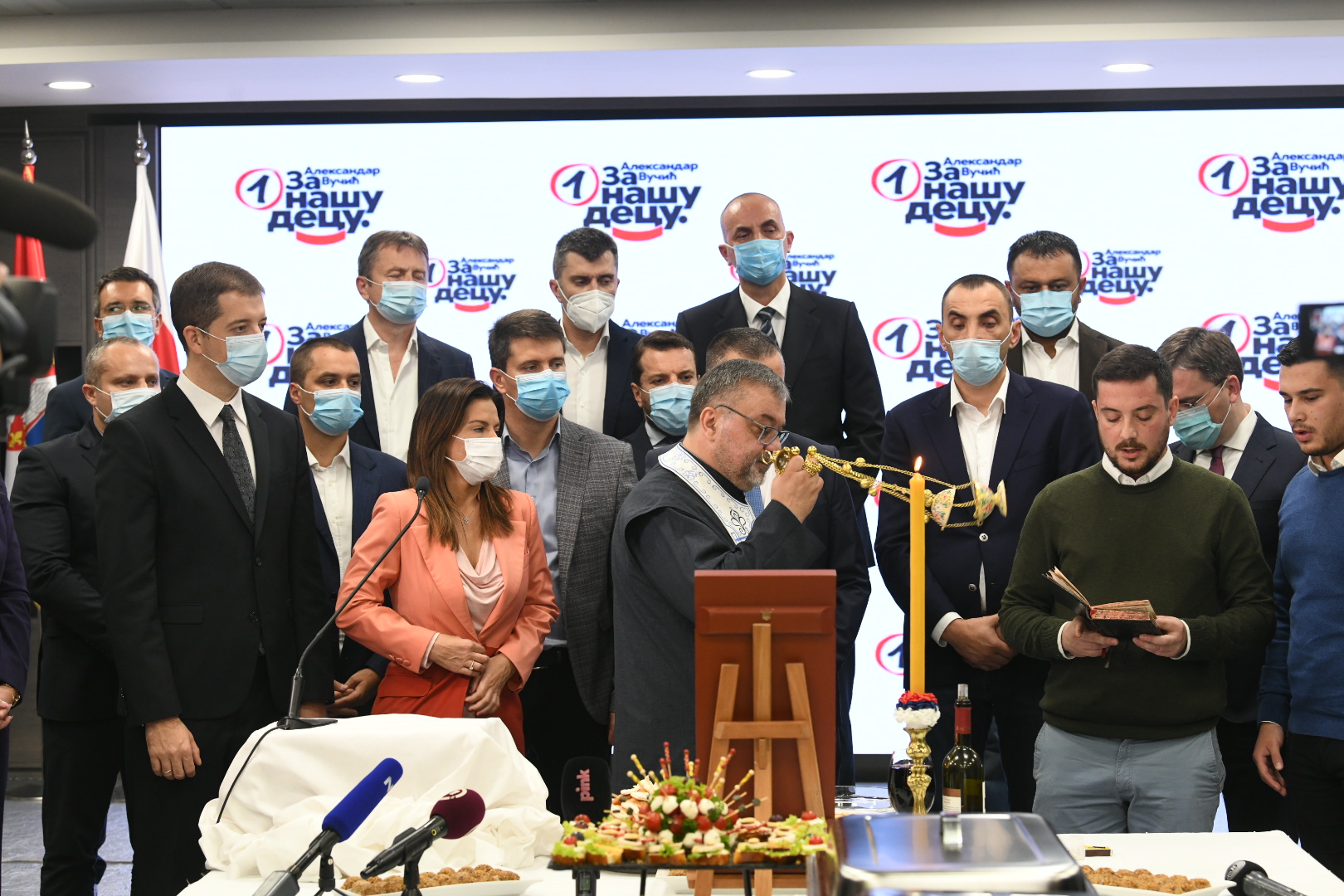 Beograd 27.10.2020. Sveta Petka, slava SnS, Srpska napredna stranka, sediste ,pop, svestenik