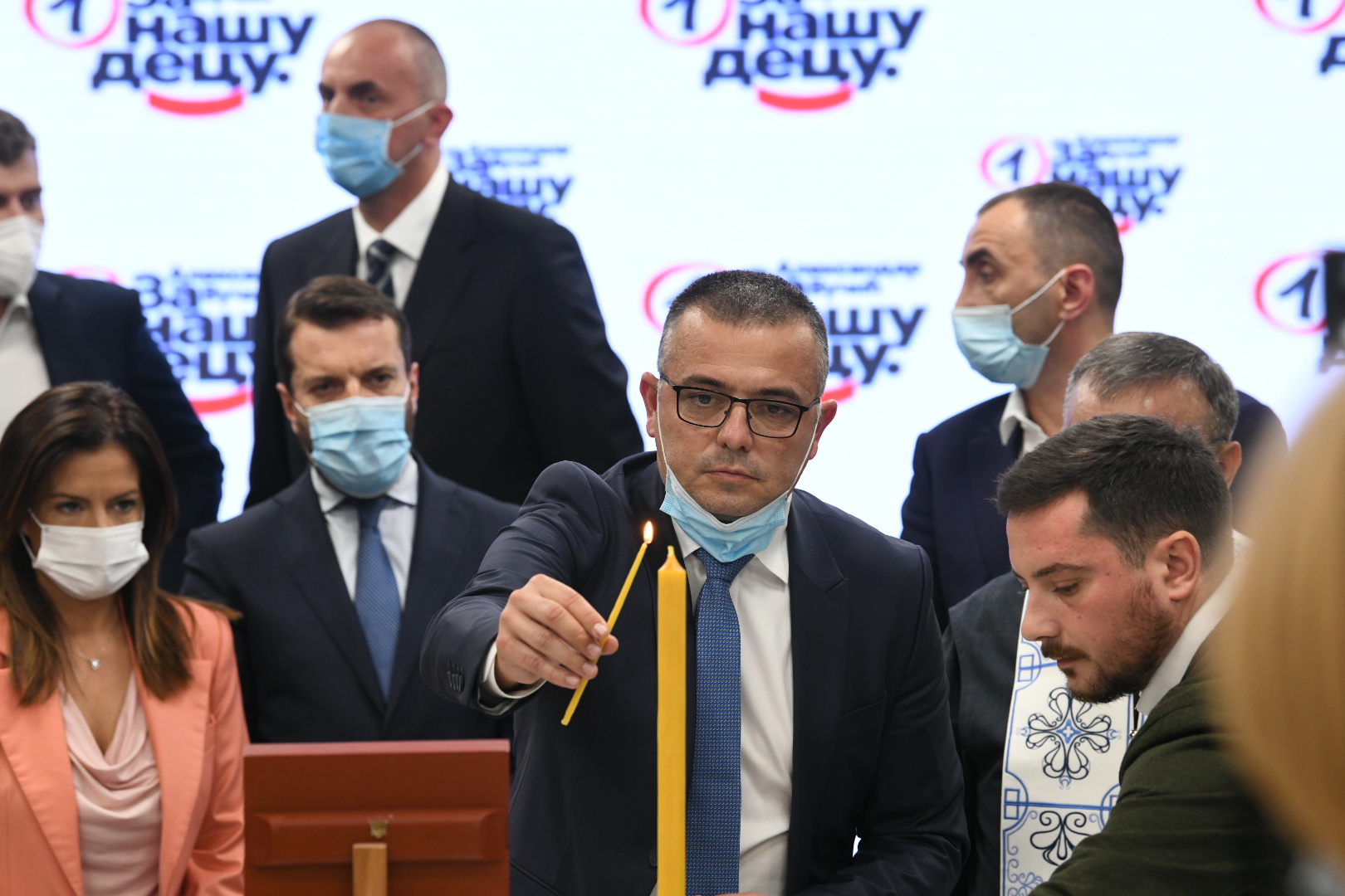 Beograd 27.10.2020. Sveta Petka, slava SnS, Srpska napredna stranka, sediste, pop, svestenik, Branislav Nedimovic pali svecu, sveca