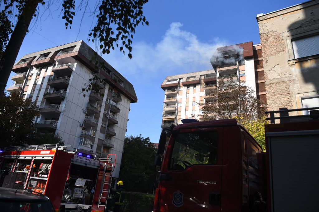 27.10.2020 požar na dorcolu Danas oko 13 časova izbio je požar u stambenoj zgradi na Dorćolu, u Ulici Visokog Stevana,