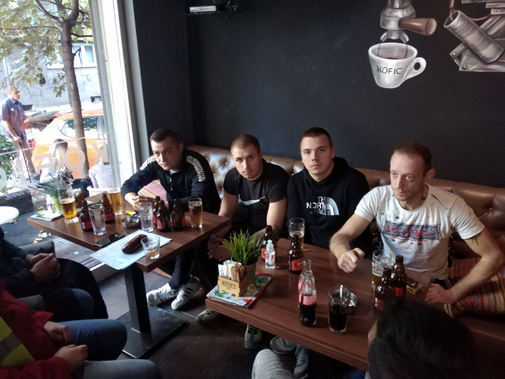 27.10.2020 Momci koji su spasavali devojcicu iz pozara, požar na dorcolu Danas oko 13 časova izbio je požar u stambenoj zgradi na Dorćolu, u Ulici Visokog Stevana,