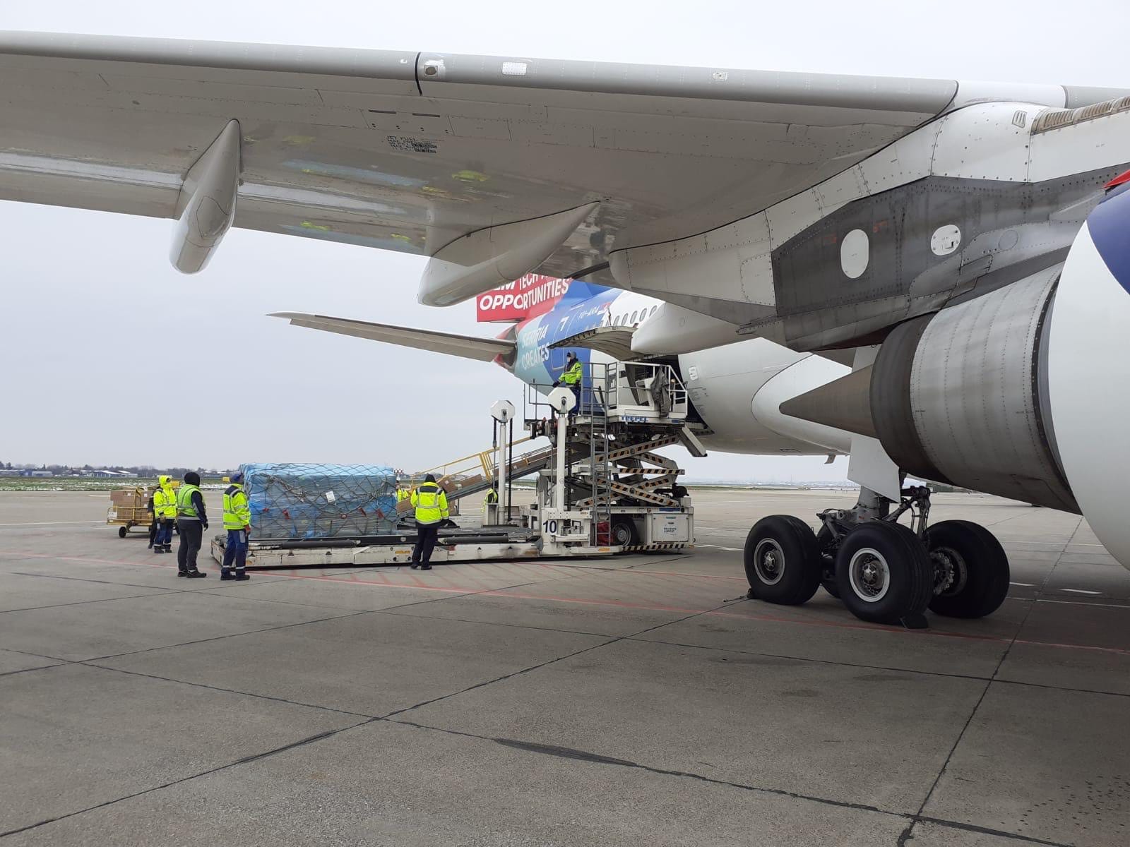 Beograd, 25. marta 2020.- Avion Er Srbije erbas A330 iz Sangaja sleteo je oko 14.30 sati na beogradski aerodrom "Nikola Tesla", sa humanitarnom pomoci Kine za nasu zemlju. FOTO TANJUG/ DRAGAN KUJUNDZIC/ nr