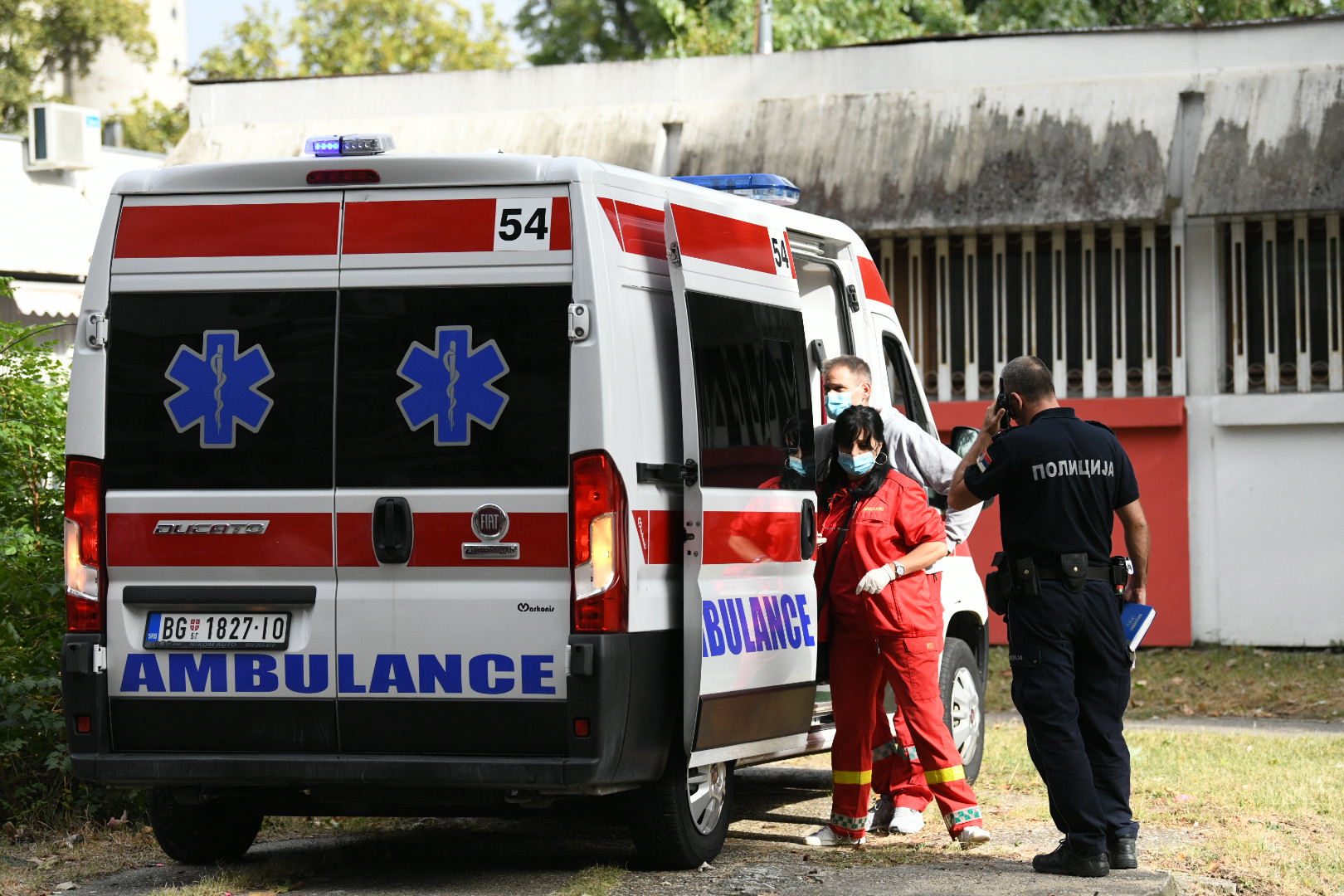 Beograd 27. septembar 2020. Pozar Novi Beograd ugao ulica Arsenija Carnojevica i Narodnih heroja, hitna pomoc stanari zgrade Foto:Vesna Lalić/Nova.rs