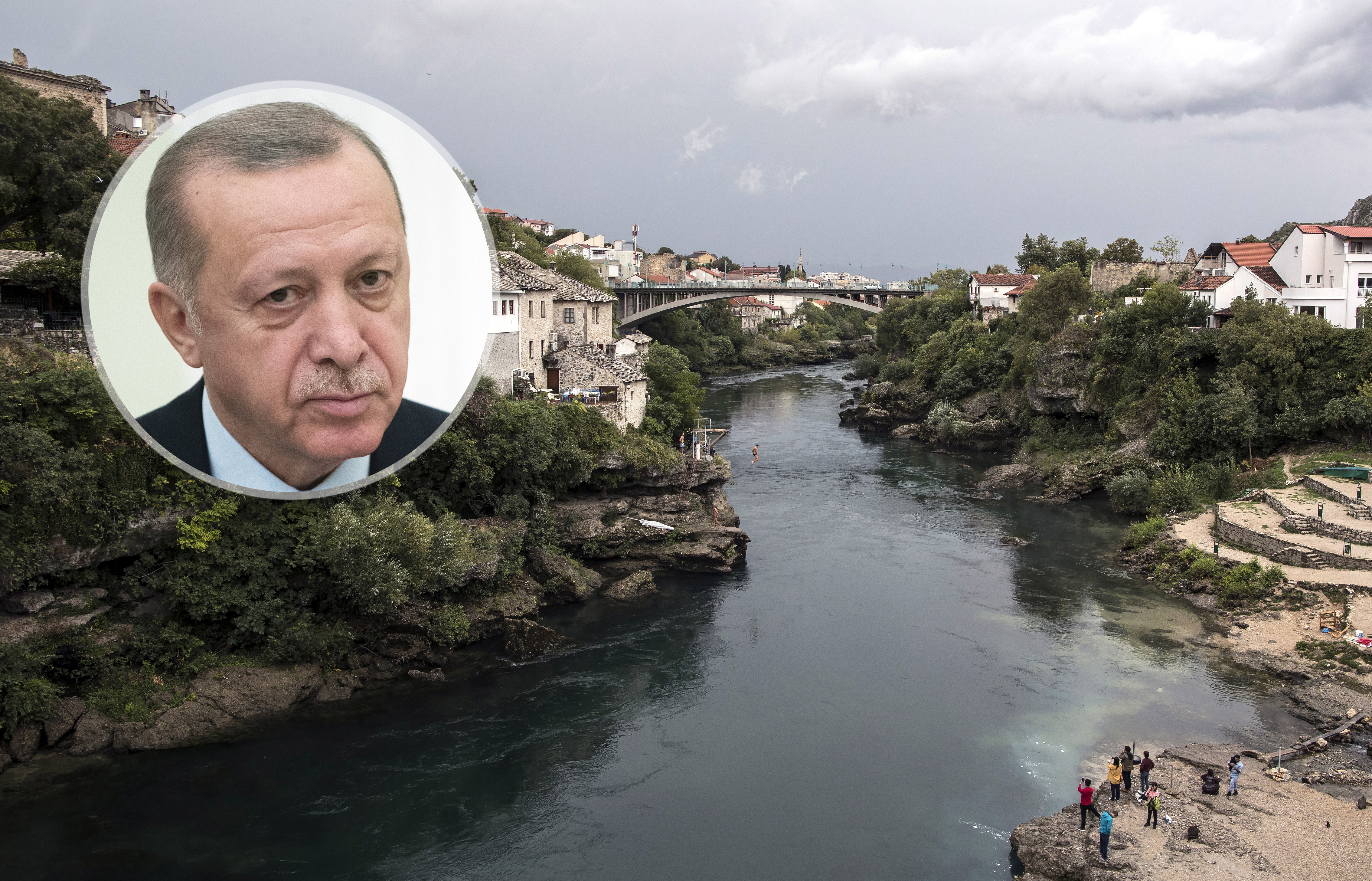 epa07893827 A man jumps into the Neretva river in Mostar, Bosnia and Herzegovina, 03 October 2019.  EPA-EFE/ERDEM SAHIN