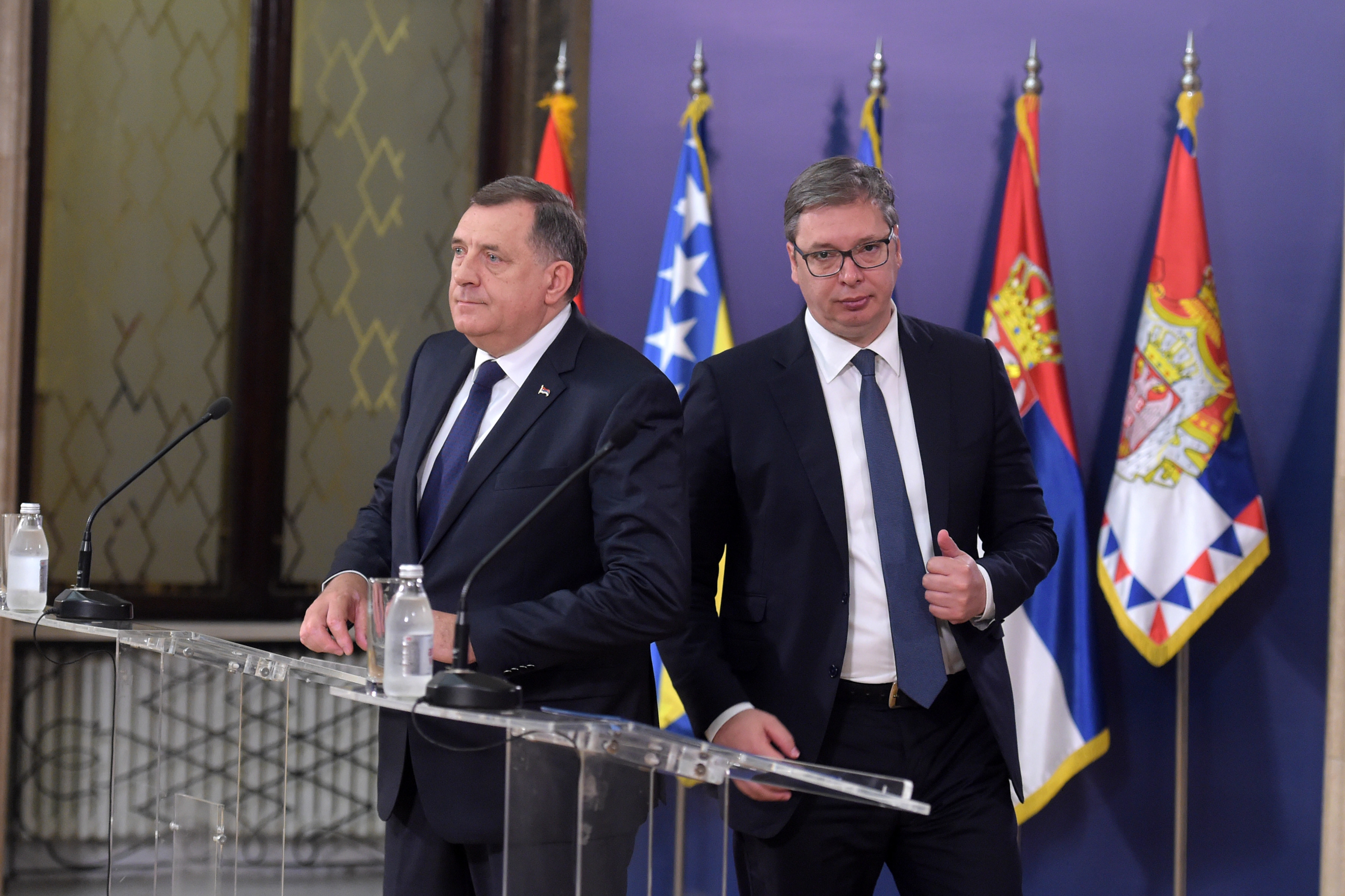 Beograd, 18. jua 2020.- Predsednik Aleksandar Vucic i srpski clan Predsednistva Bosne i Hercegovine Milorad Dodik nakon sastanka  dali su izjave za medije. FOTO TANJUG/DRAGAN KUJUNDZIC/ nr
