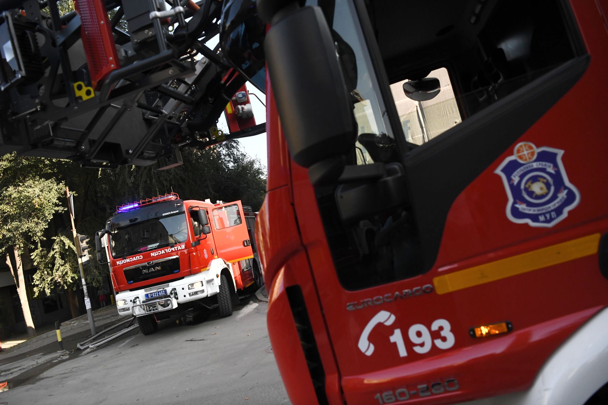 27.10.2020 požar na dorcolu Danas oko 13 časova izbio je požar u stambenoj zgradi na Dorćolu, u Ulici Visokog Stevana, Vatrogasci, hronika, pozar, intervencija, vatrogasno vozilo