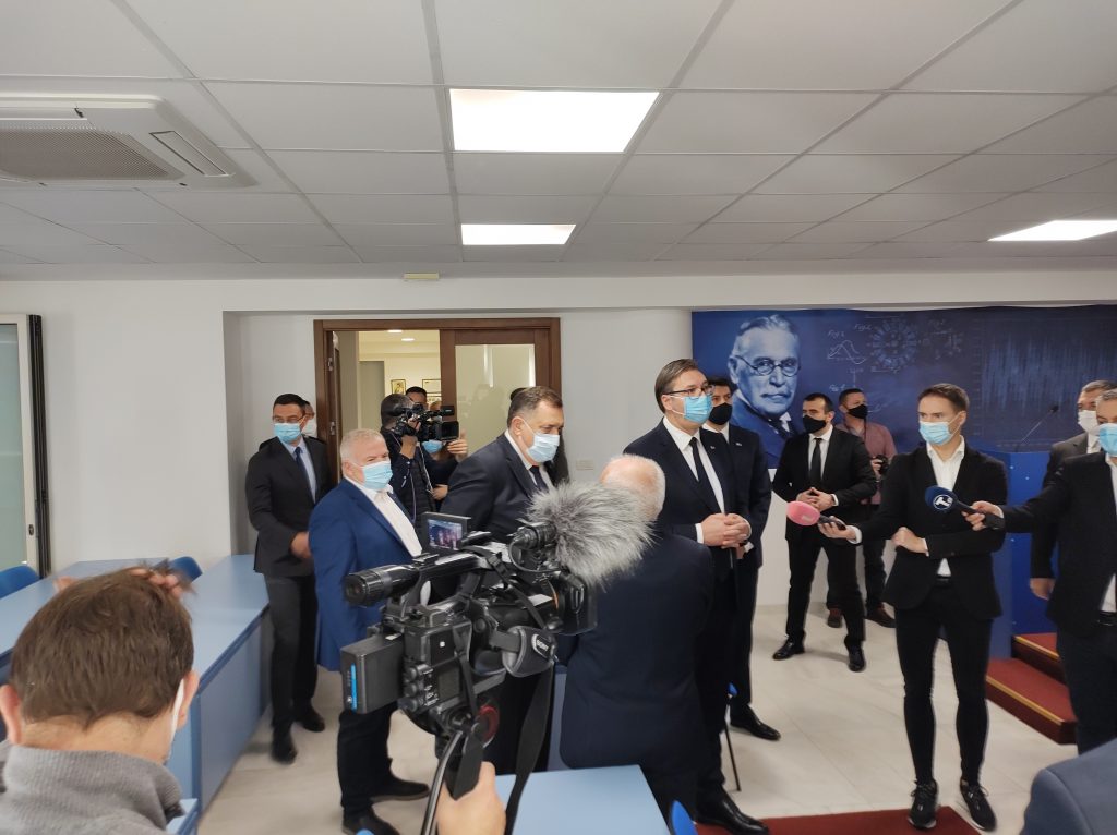 Podgorica, 1. novembrar 2020.-Predsednik Srbije Aleksandar Vucic posetio je danas u drustvu srskog clana BiH Predsednistva Milorada Dodika "Srpsku kucu" u Podgorici. FOTO TANJUG/ MITKO ARNAUDOV/ nr