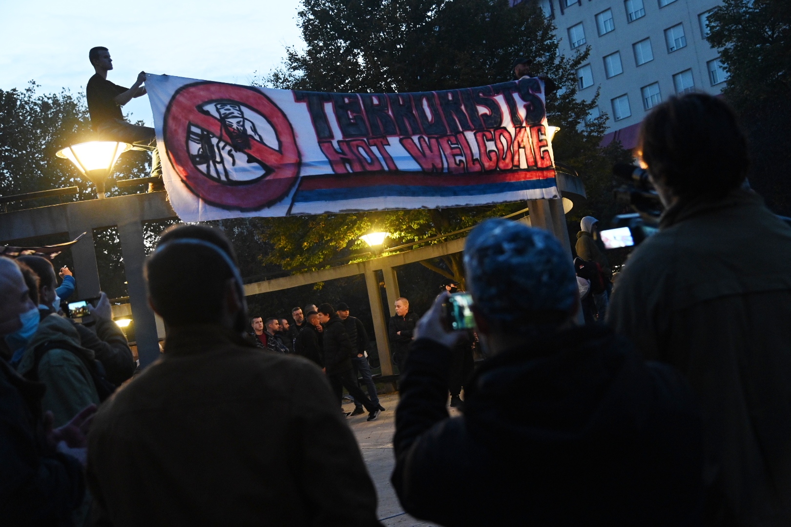 Beograd 25.10.2020. Park kod Ekonomskog fakulteta, Narodna patrola, skup protiv migranata, čišćenje parka od migranata, policija, skup, okupljanje narodne patrole Foto: Nemanja Jovanović/Nova.rs