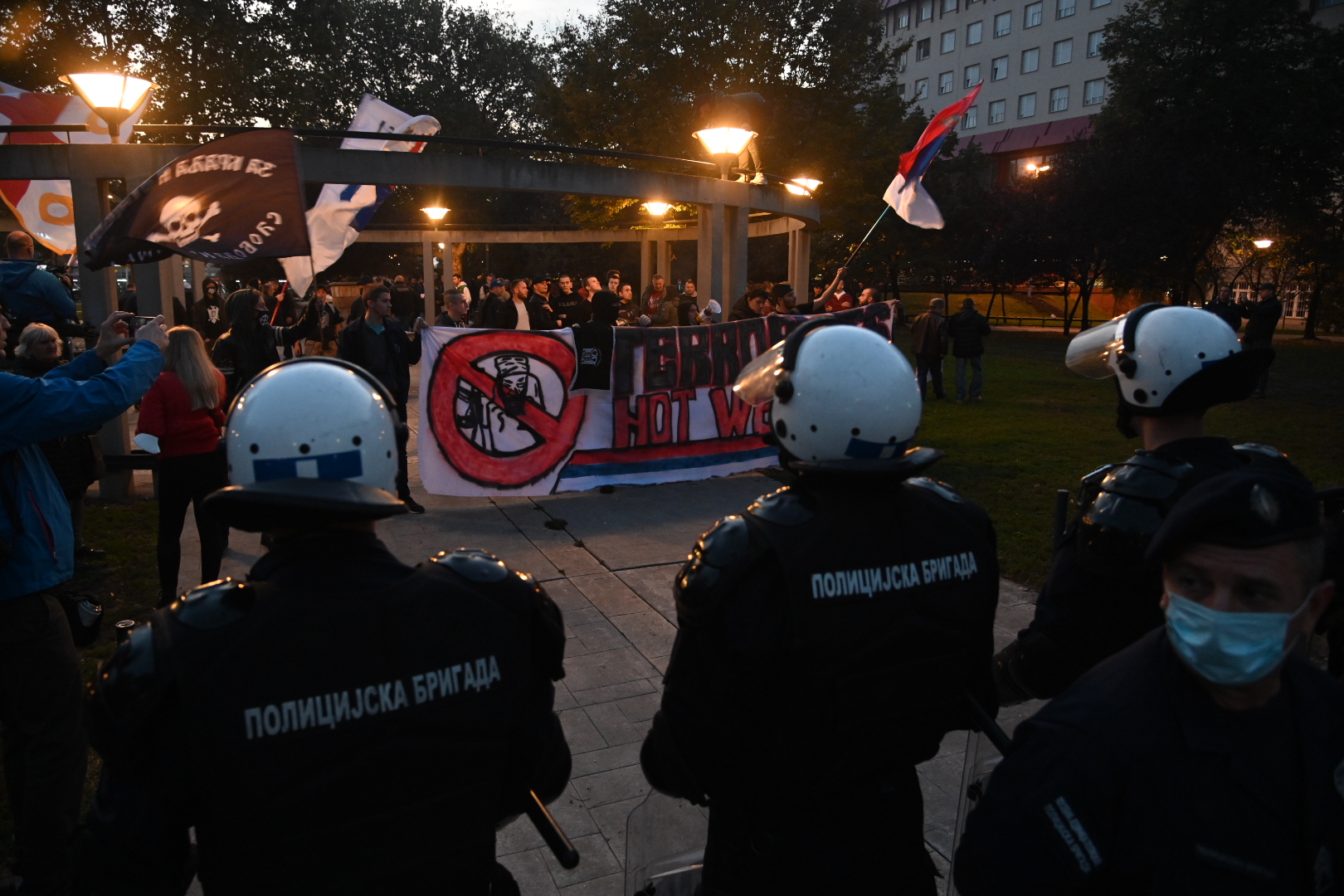 Beograd 25.10.2020. Park kod Ekonomskog fakulteta, Narodna patrola, skup protiv migranata, čišćenje parka od migranata, policija, skup, okupljanje narodne patrole Foto: Nemanja Jovanović/Nova.rs